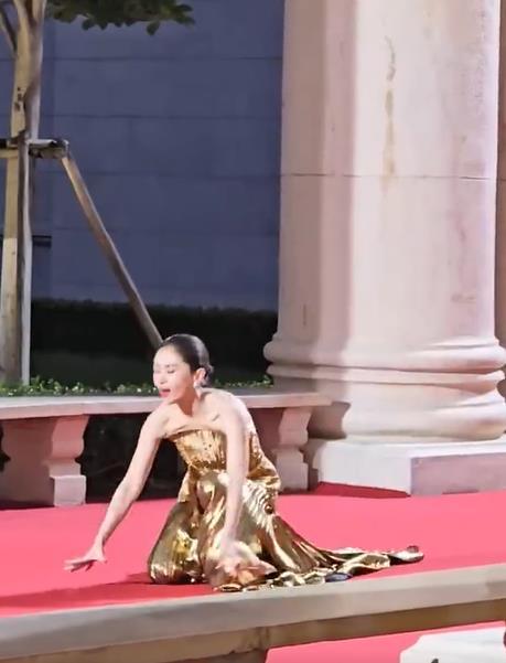 王子文走紅毯時不慎踩到裙襬,摔倒趴地狼狽模樣全被鏡頭記錄下來。(翻攝自微博)
