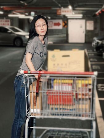 KIMIKO分享自己在停車場險被撞上。(翻攝自Facebook/KIMIKO)