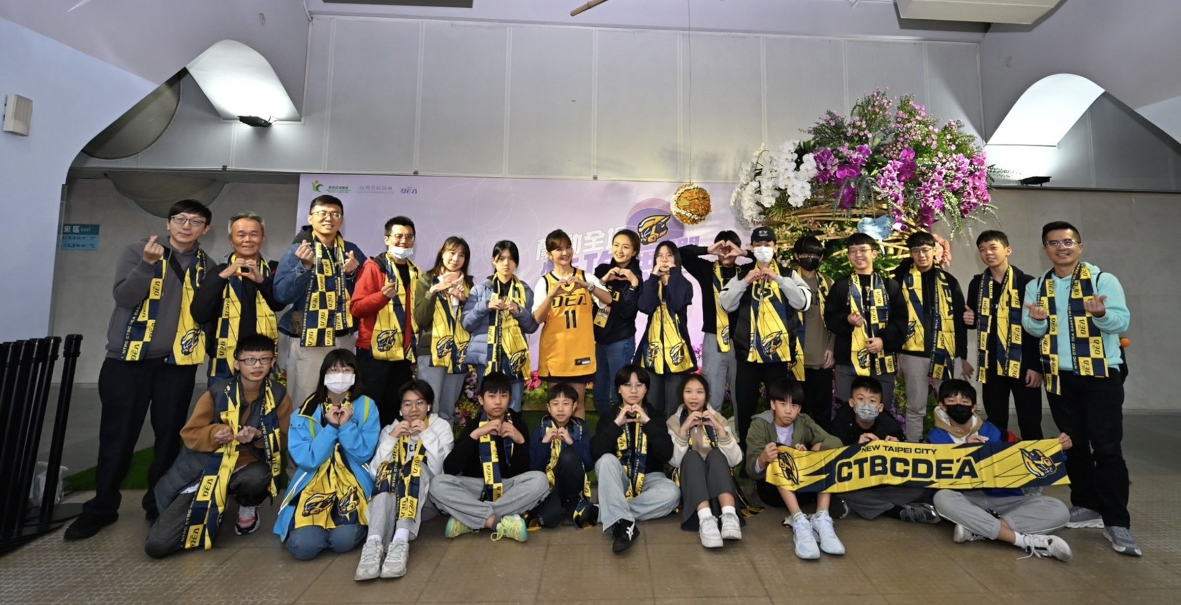 中信特攻攜手東森幼幼基金會,邀請東森氣象主播王淑麗(圖中)、基隆明德國中校長徐仁斌(右一)和同學進場為中信特攻加油。(中信特攻提供)