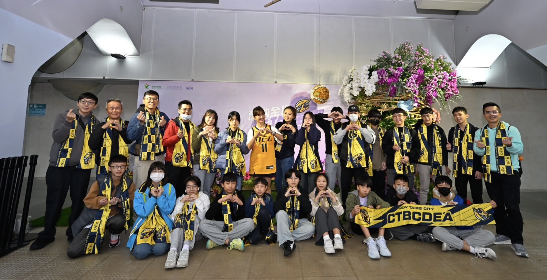 中信特攻攜手東森幼幼基金會，邀請東森氣象主播王淑麗（圖中）、基隆明德國中校長徐仁斌（右一）和同學進場為中信特攻加油。（中信特攻提供）