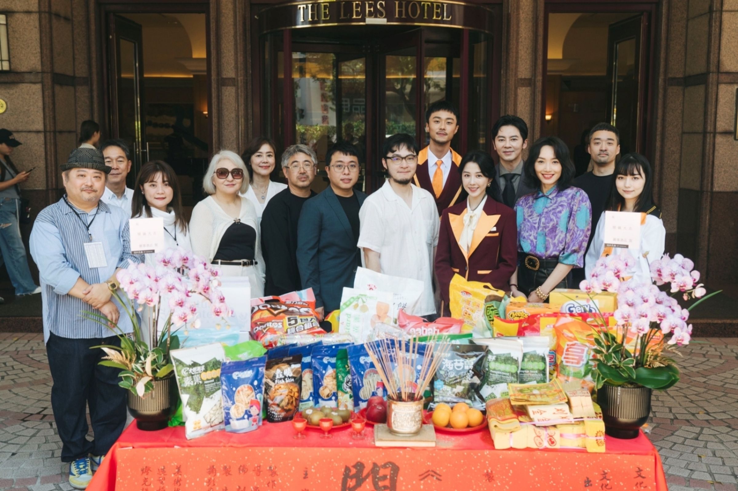 影集《微醺大飯店1980s》舉行開鏡儀式,製作人徐志怡(前排左起)和高珈琳、編劇吳洛纓、高雄市電影館館長黃晧傑、高雄文化局副局長簡嘉論與導演洪子鵬率主要演員出席。(一念電影提供)