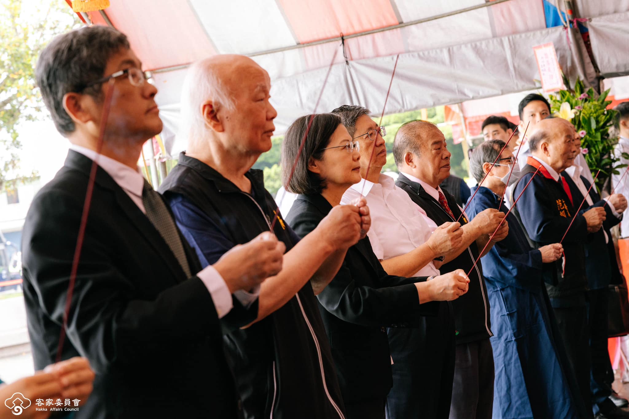 蔡英文今天出席新埔褒忠亭義民廟春祭大典，被民進黨大老林光華當面撂話，臉色一度凝重。（客委會提供）