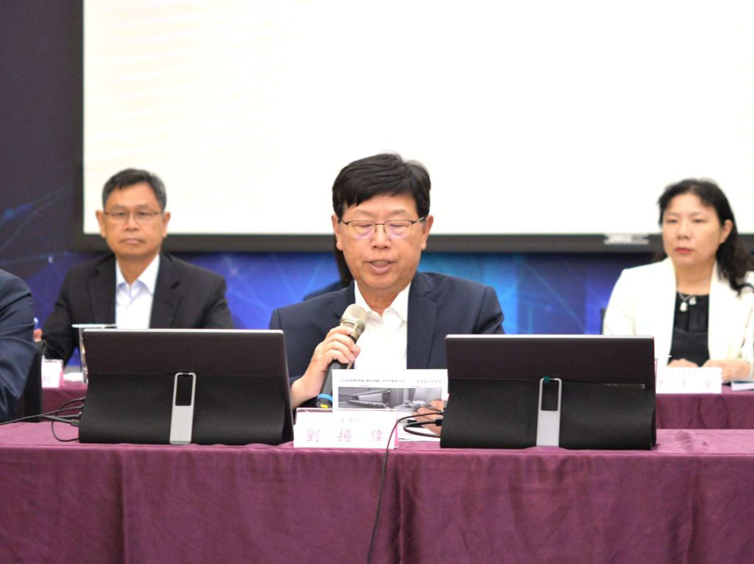 由鴻海與裕隆集團合資成立的鴻華先進23日召開股東會,由鴻海集團暨鴻華先進董事長劉揚偉親自主持。(鴻華提供)