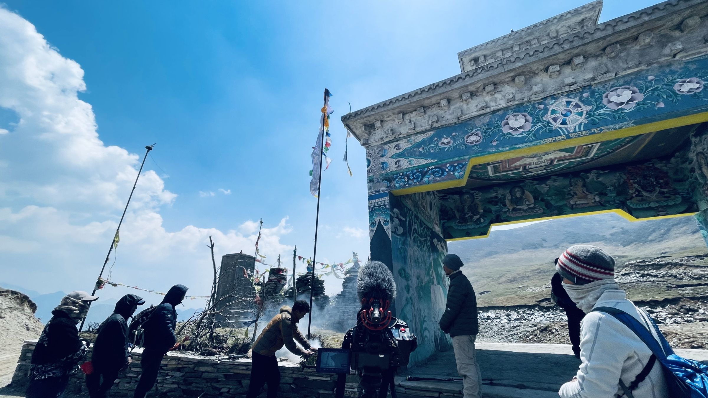 尼泊爾當地攝影師已有在高山拍攝的經驗，器材充電也不是問題。（羅苡珊提供）