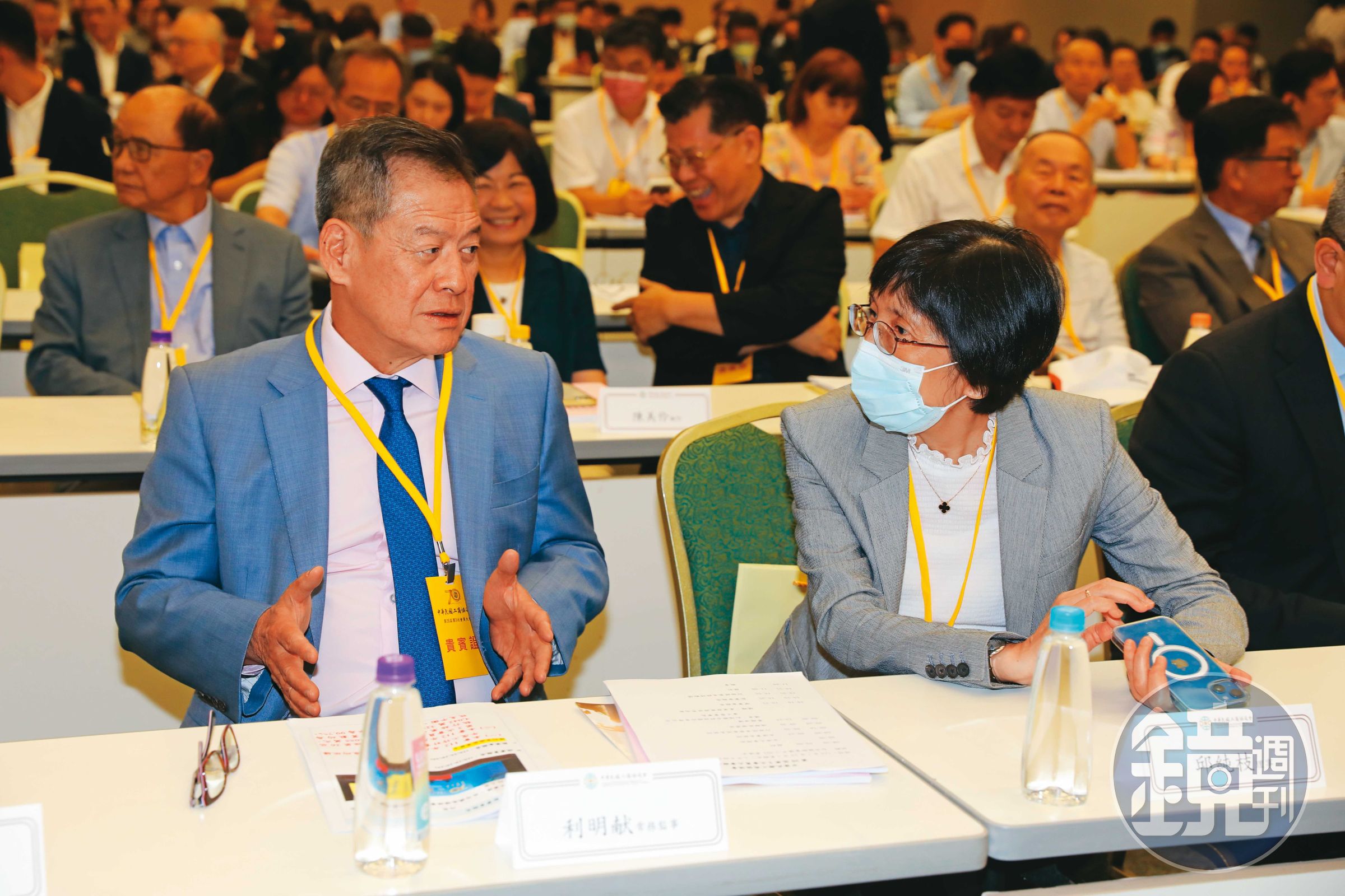 利明献（左）日前已要求邱純枝（右），處分聯昌、東訊、宅配通等公司。