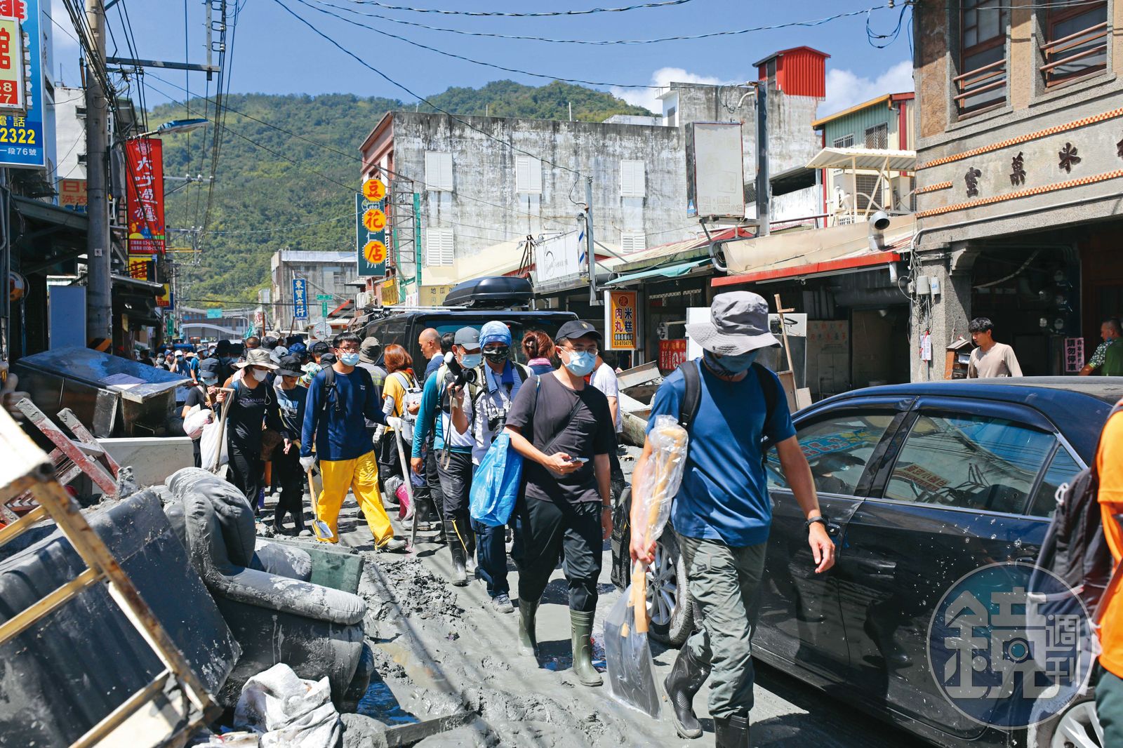 來自全台各地的「鏟子超人」，主動前往花蓮災區，協助災民重整家園