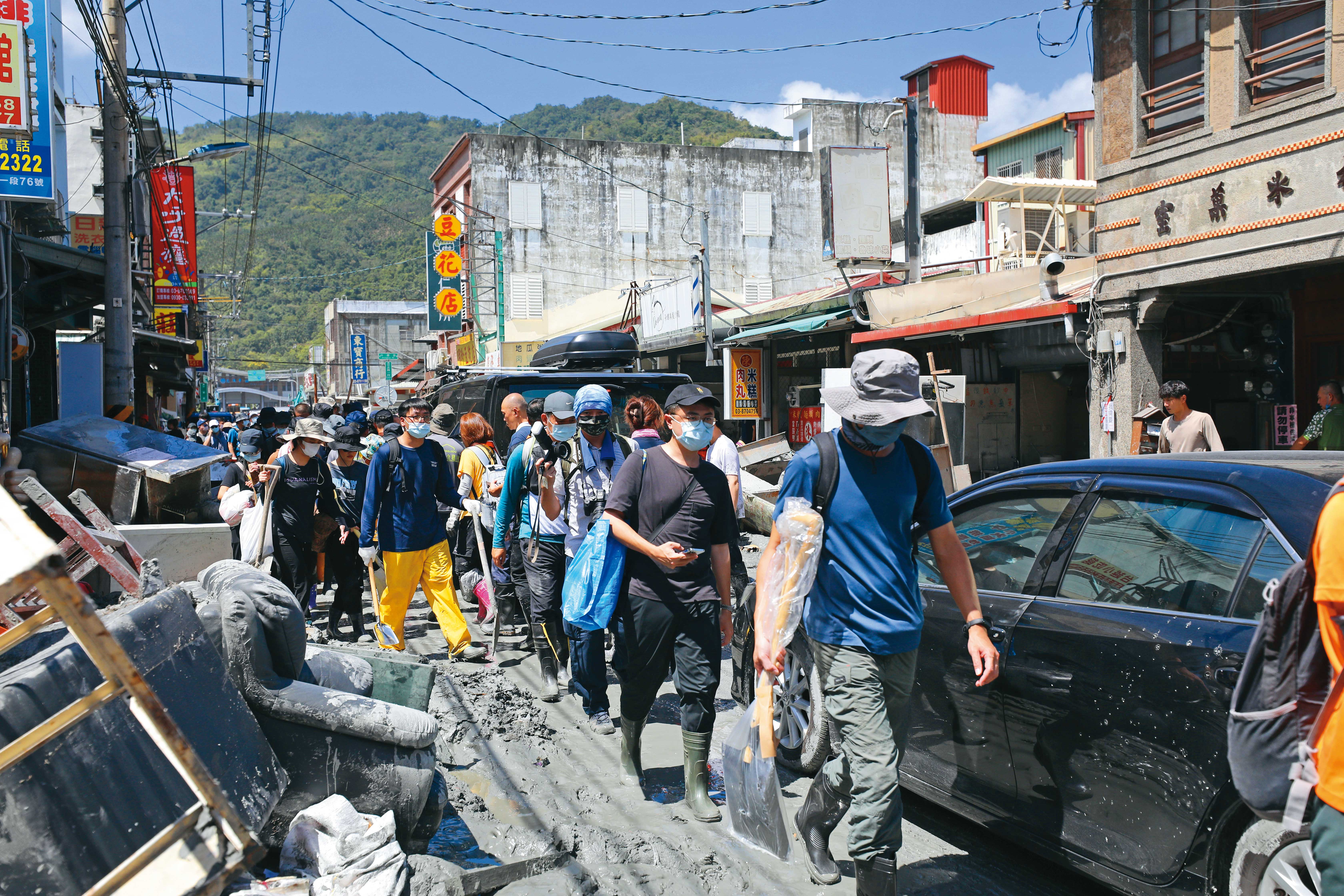 來自全台各地的「鏟子超人」，主動前往花蓮災區，協助災民重整家園。