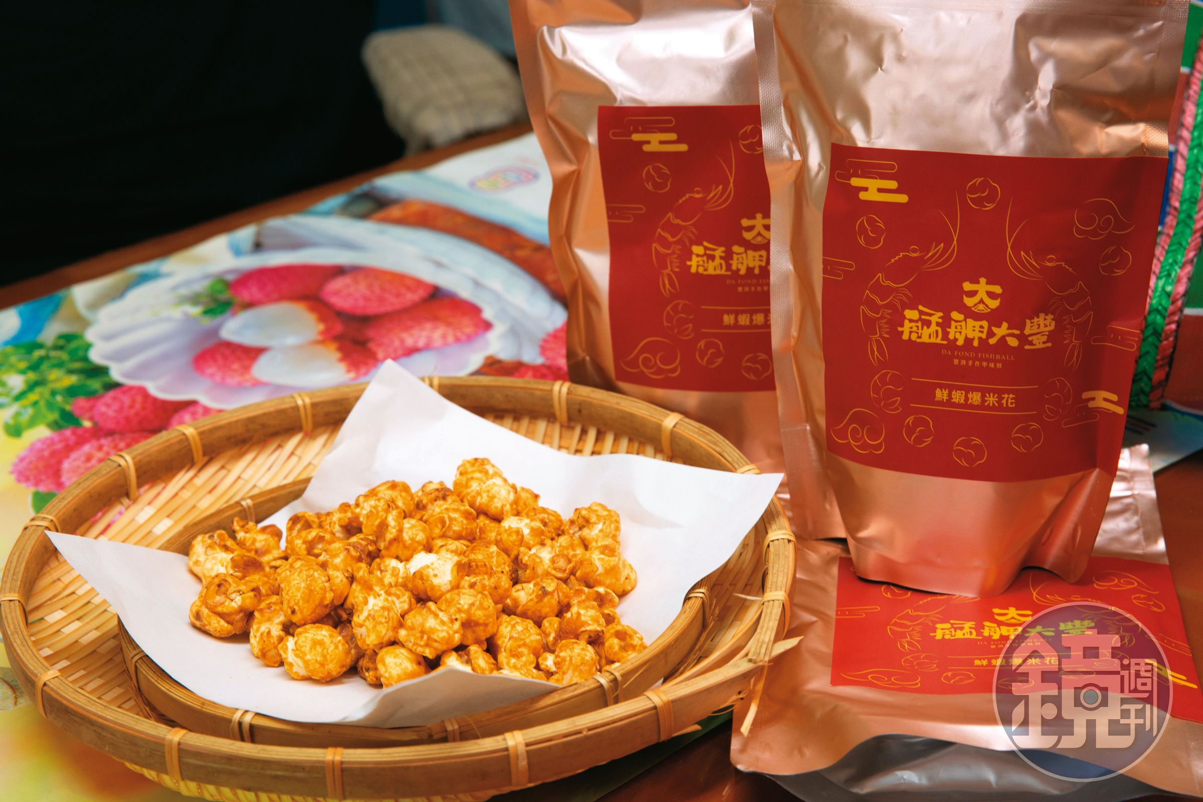 東三水街市場時常有觀光客,鄭靖騰推出以整隻蝦為原料製作的爆米花,方便人買作伴手禮。(100元/包)