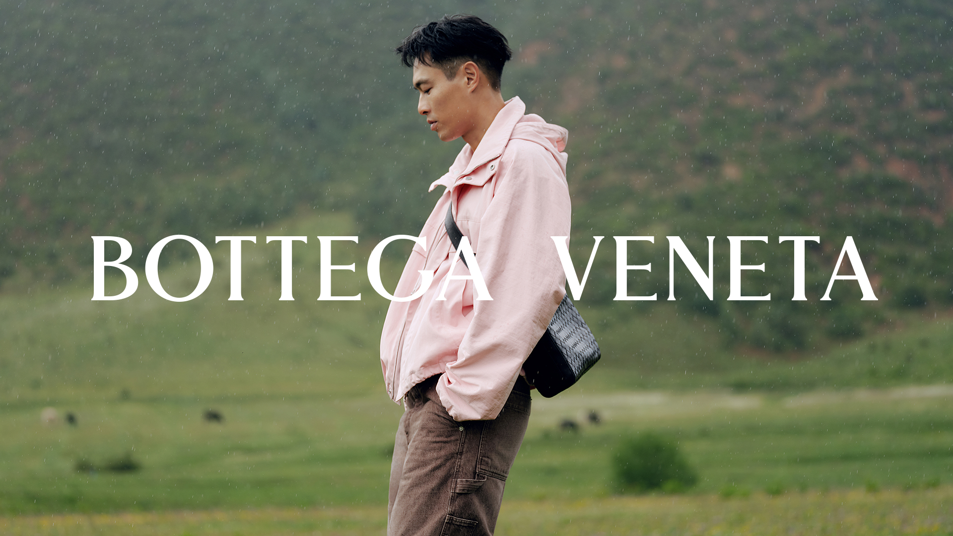 品牌大使楊祐寧穿著粉色外套在雨中演繹Still Peaks戶外膠囊系列。（BOTTEGA VENETA提供）