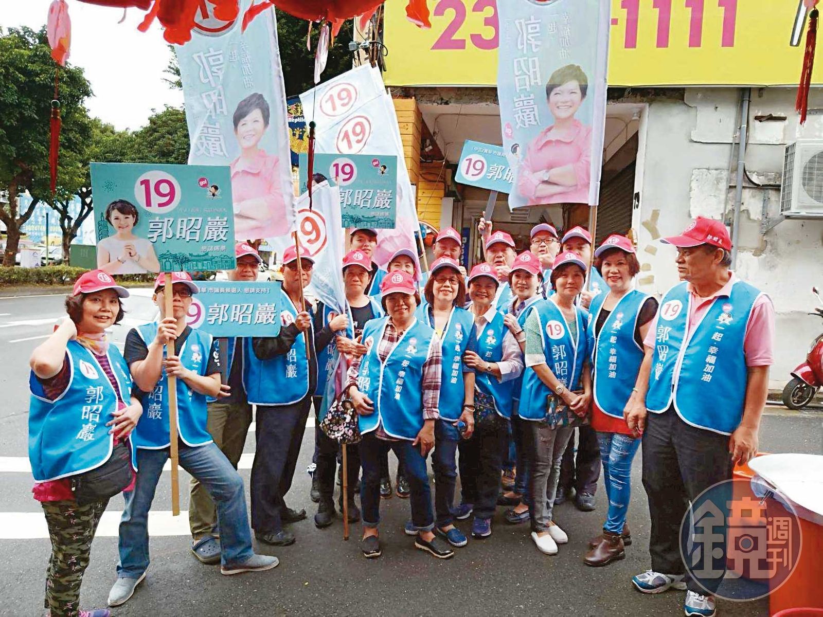 郭昭巖競選期間,要求義交隊員無償舉牌助選,遭受抨擊。(讀者提供)