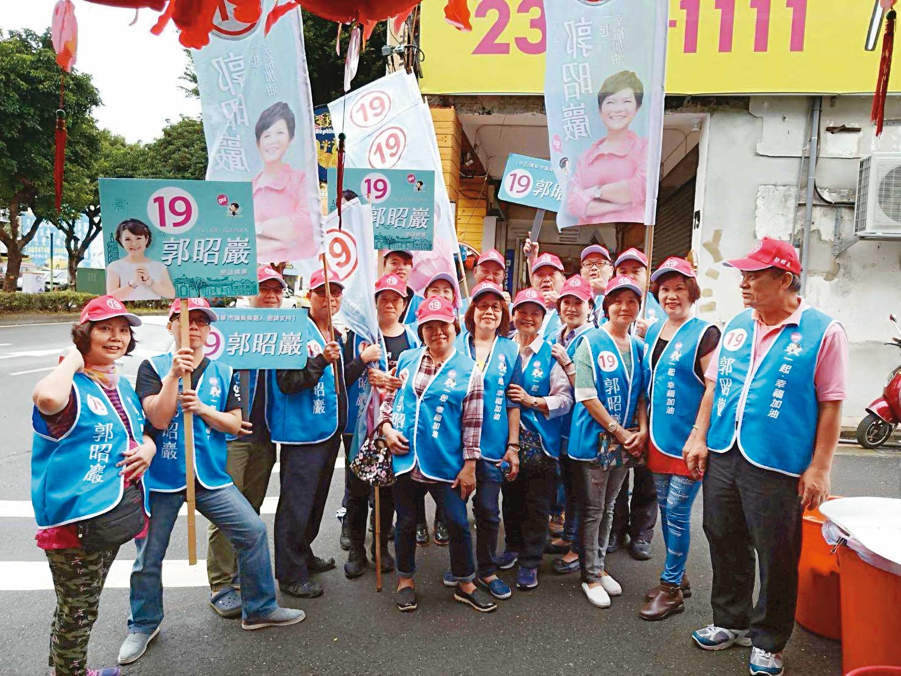 郭昭巖競選期間，要求義交隊員無償舉牌助選，遭受抨擊。（讀者提供）