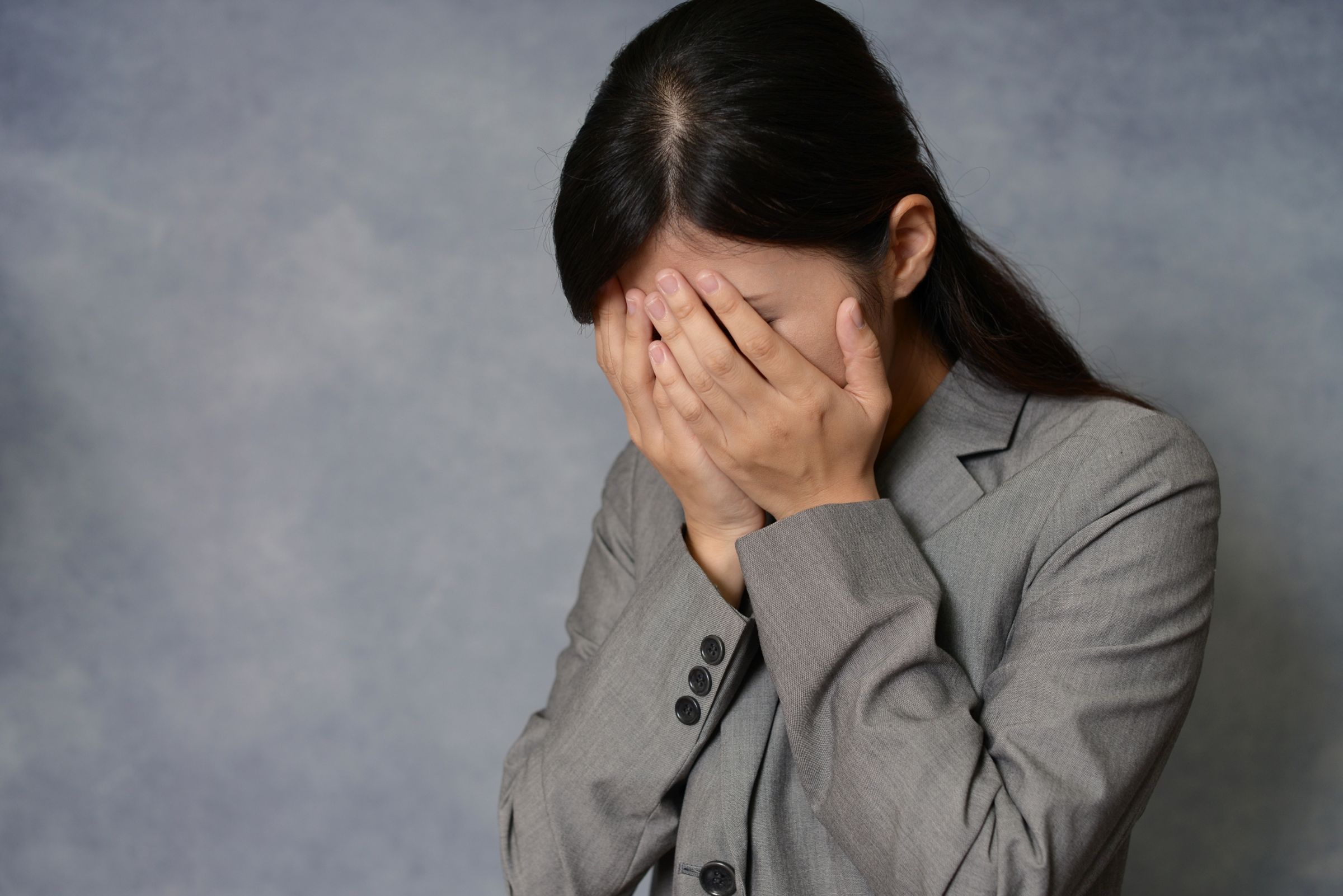 女網友感嘆籌錢幫弟弟還債，事情解決後，全家卻冷漠連句謝謝都沒有。（示意圖，photoAC）