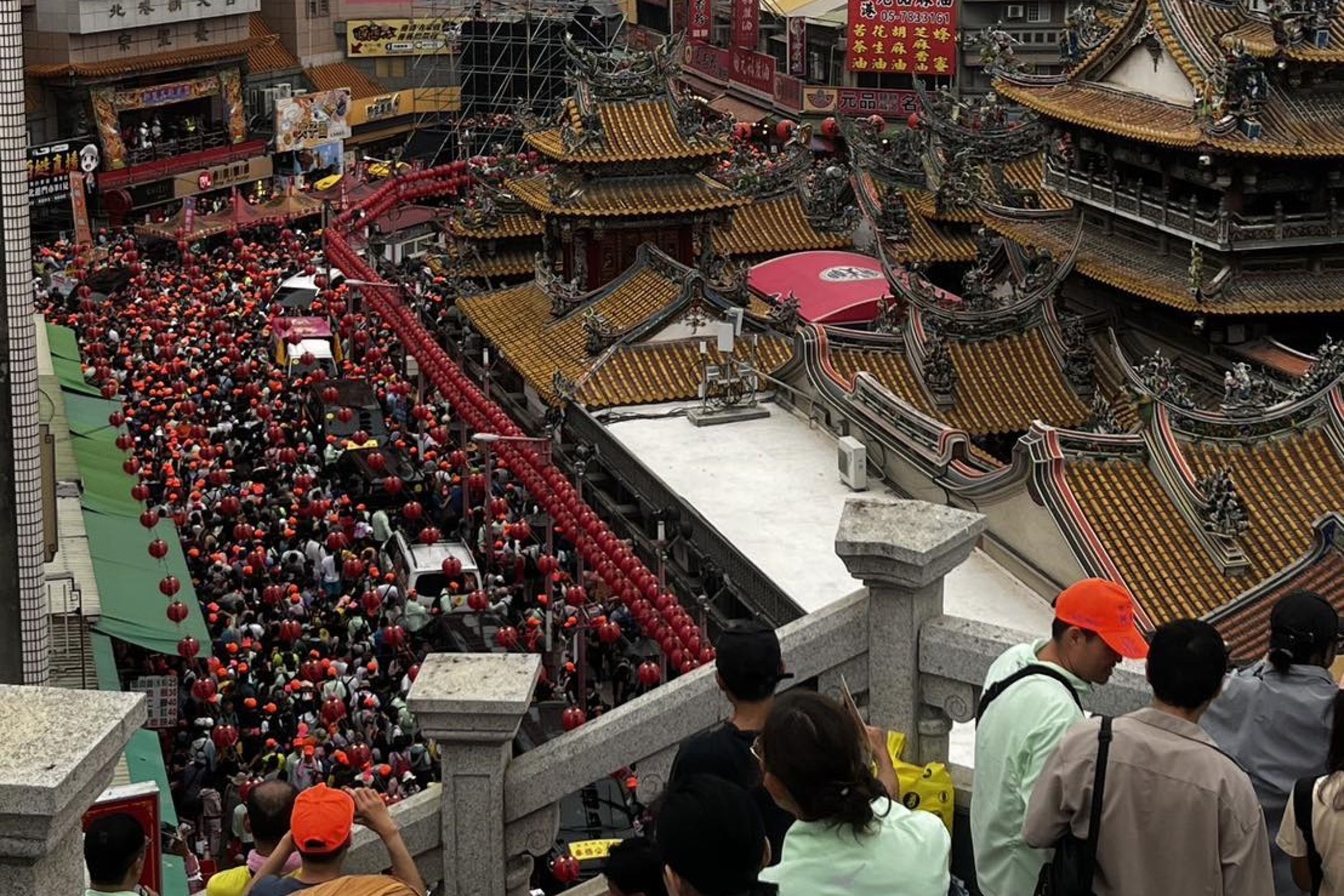 白沙屯媽祖本週起駕展開進香之旅,沿途吸引信眾追隨,卻也留下垃圾等問題困擾當地住戶。(翻攝自白沙屯拱天宮臉書)