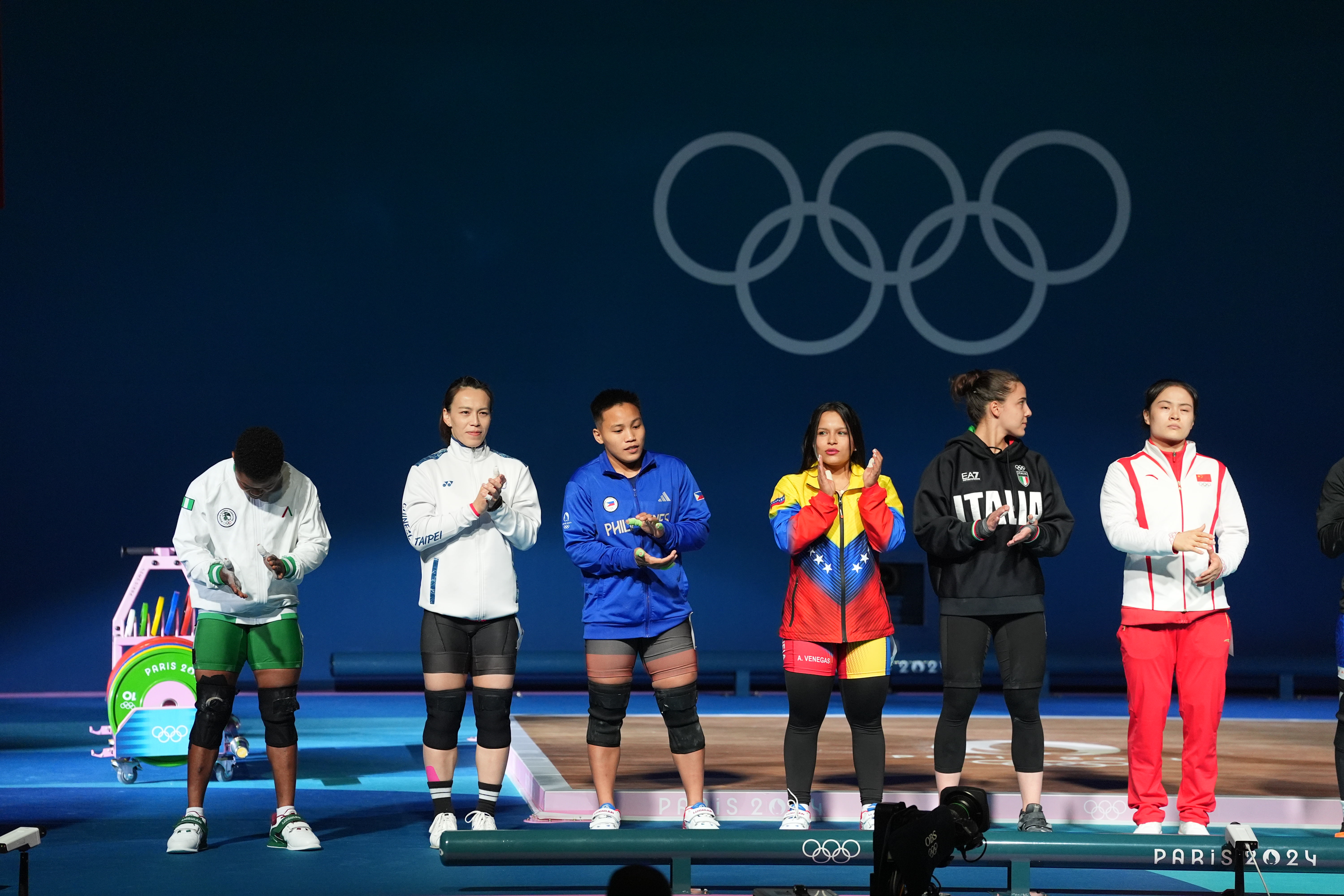 巴黎奧運女子舉重項目8日登場，郭婞淳（左2）勇奪銅牌，寫下佳績，但公視的賽事講評卻引起爭議。（中華奧會提供）