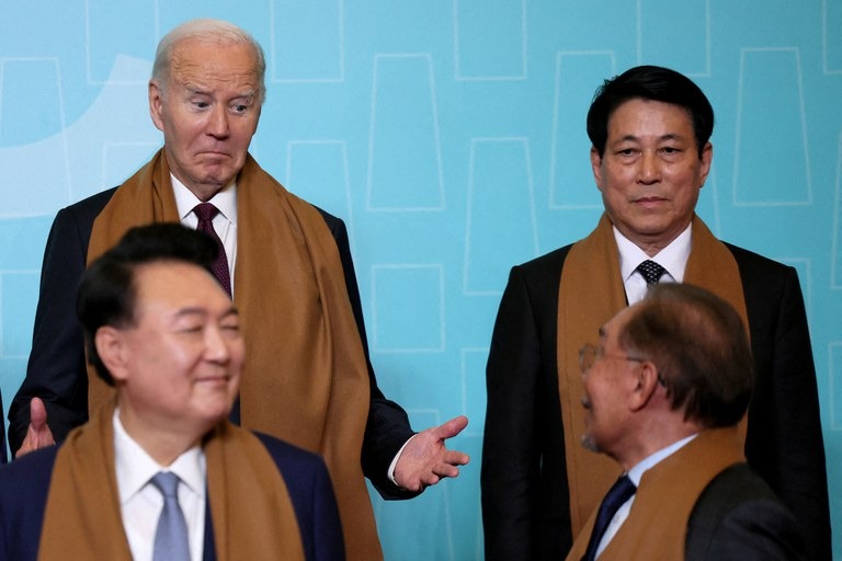 拜登被排在最角落而苦笑。（翻自《自由亞洲電台》）