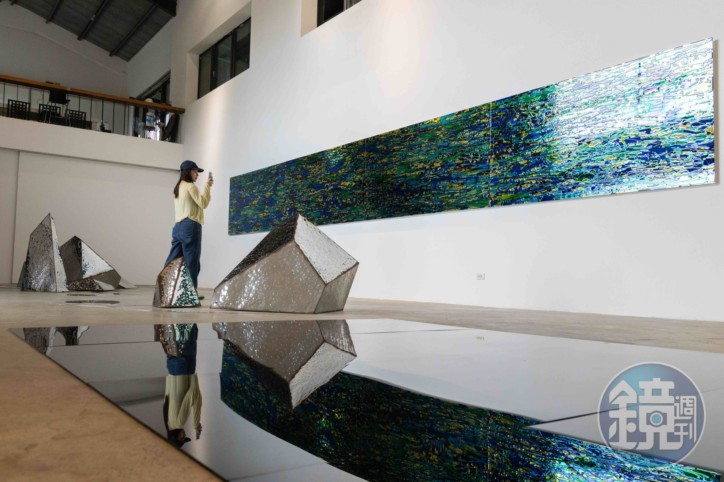 賴純純的創作核心圍繞「空間與人的關係」，觀展者每一次移動，都會改變觀看的視角與感知。