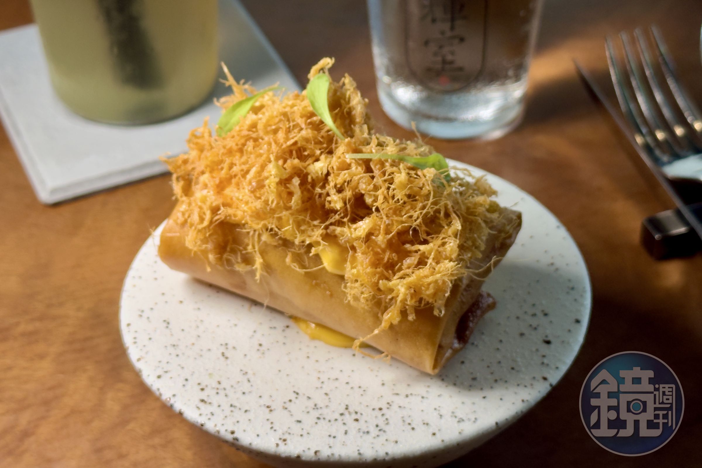 「米粉．麻油蛋酥．發酵辣椒醬」是Chef Craig正視兒時畏懼所誕生的菜餚，將炒米粉轉化為炸春捲型態，並包進飽滿蔬菜及主廚爸爸親漬的菜脯。