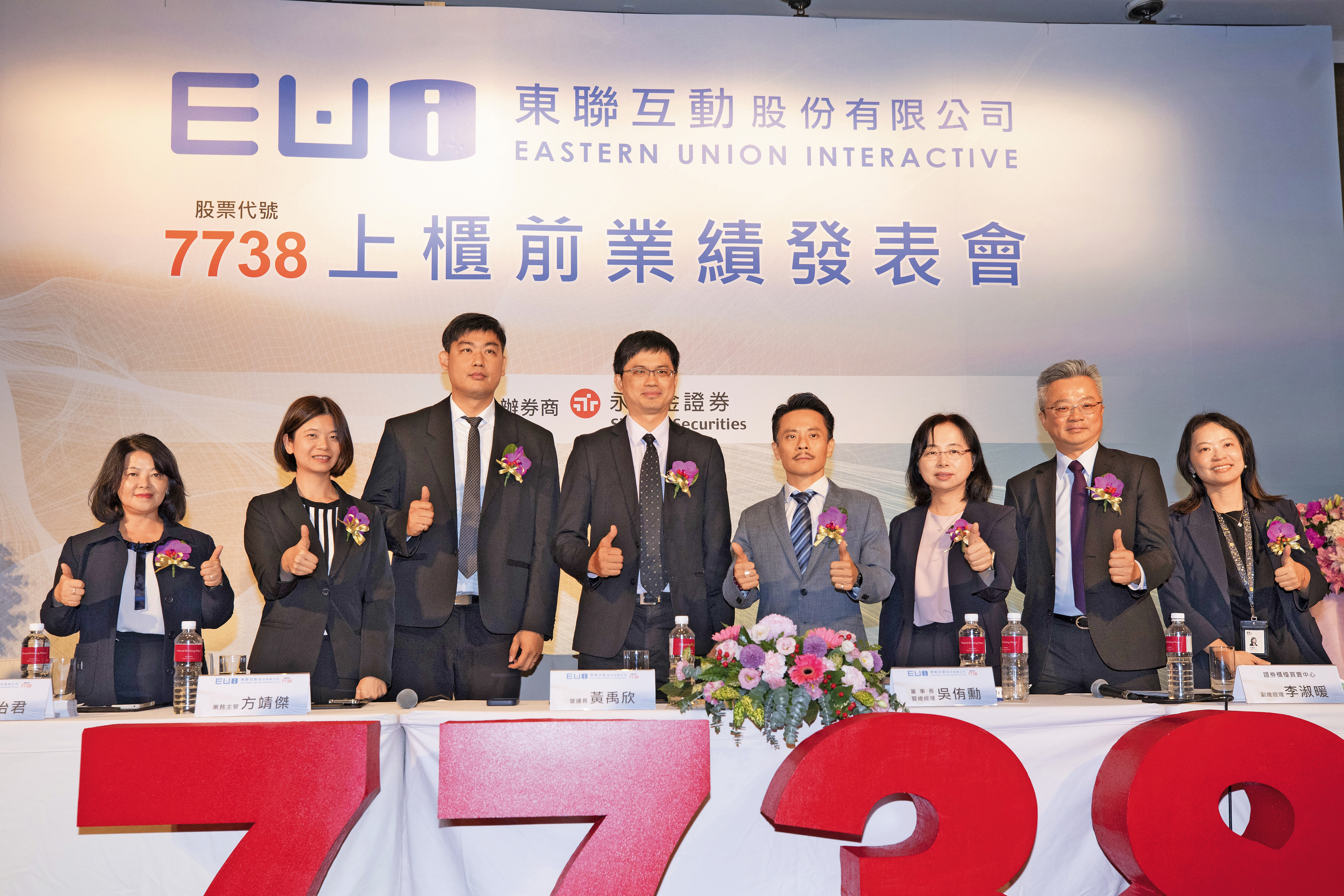 形容自己過去專注於做事勝過人情世故,現在的吳侑勳不管是訪問與拍照,多次要求以團隊為主。