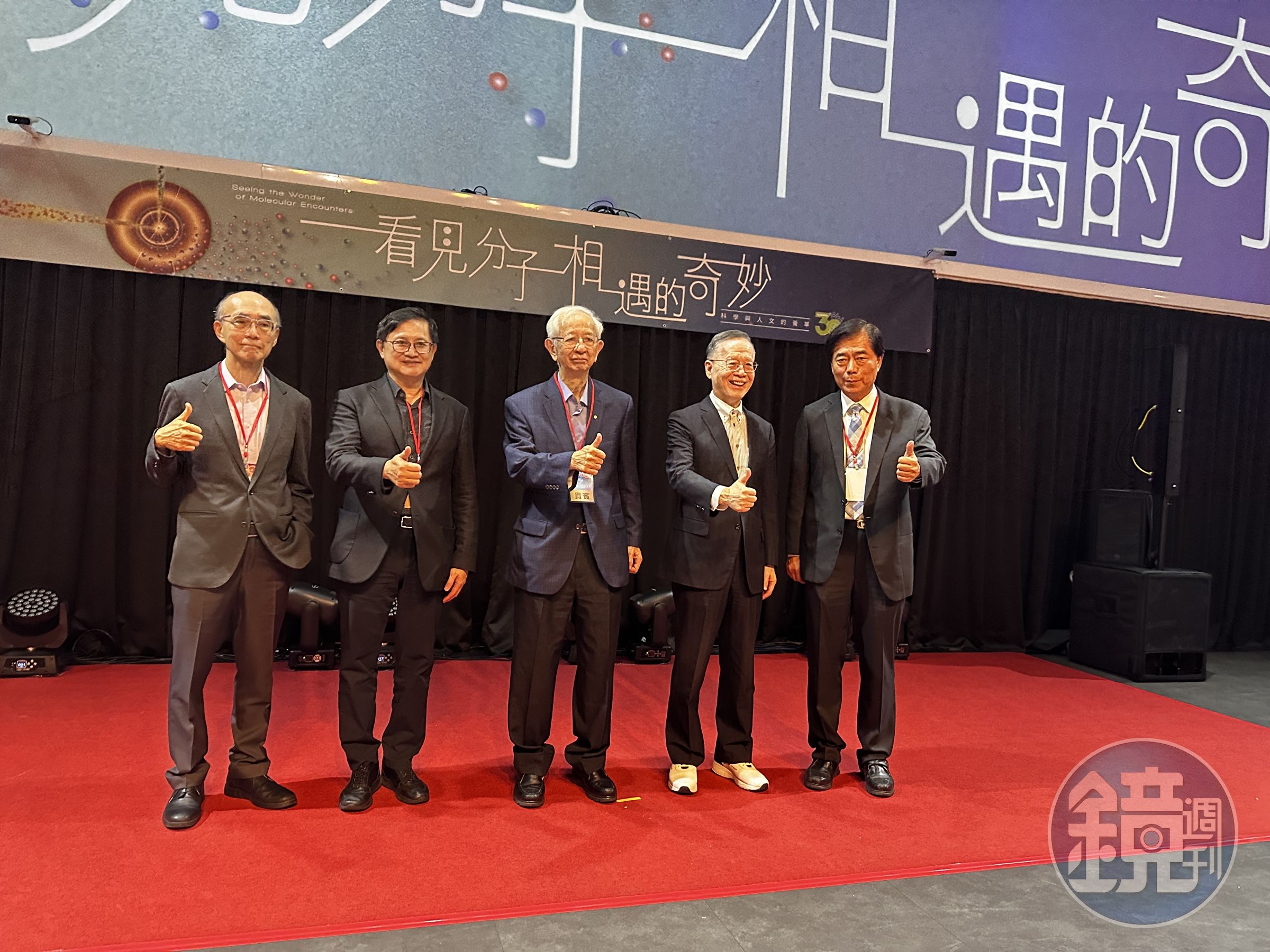 教育部政務次長葉丙成身陷洩漏性平案學生個資風波中,至今還未取得當事人及輿論諒解。近日媒體傳出,葉丙成是獲得和碩董事長童子賢推薦才順利入閣,童子賢今(28日)被媒體問及此事,也正色回應「沒有推薦過任何人給賴總統」也請媒體為他澄清。