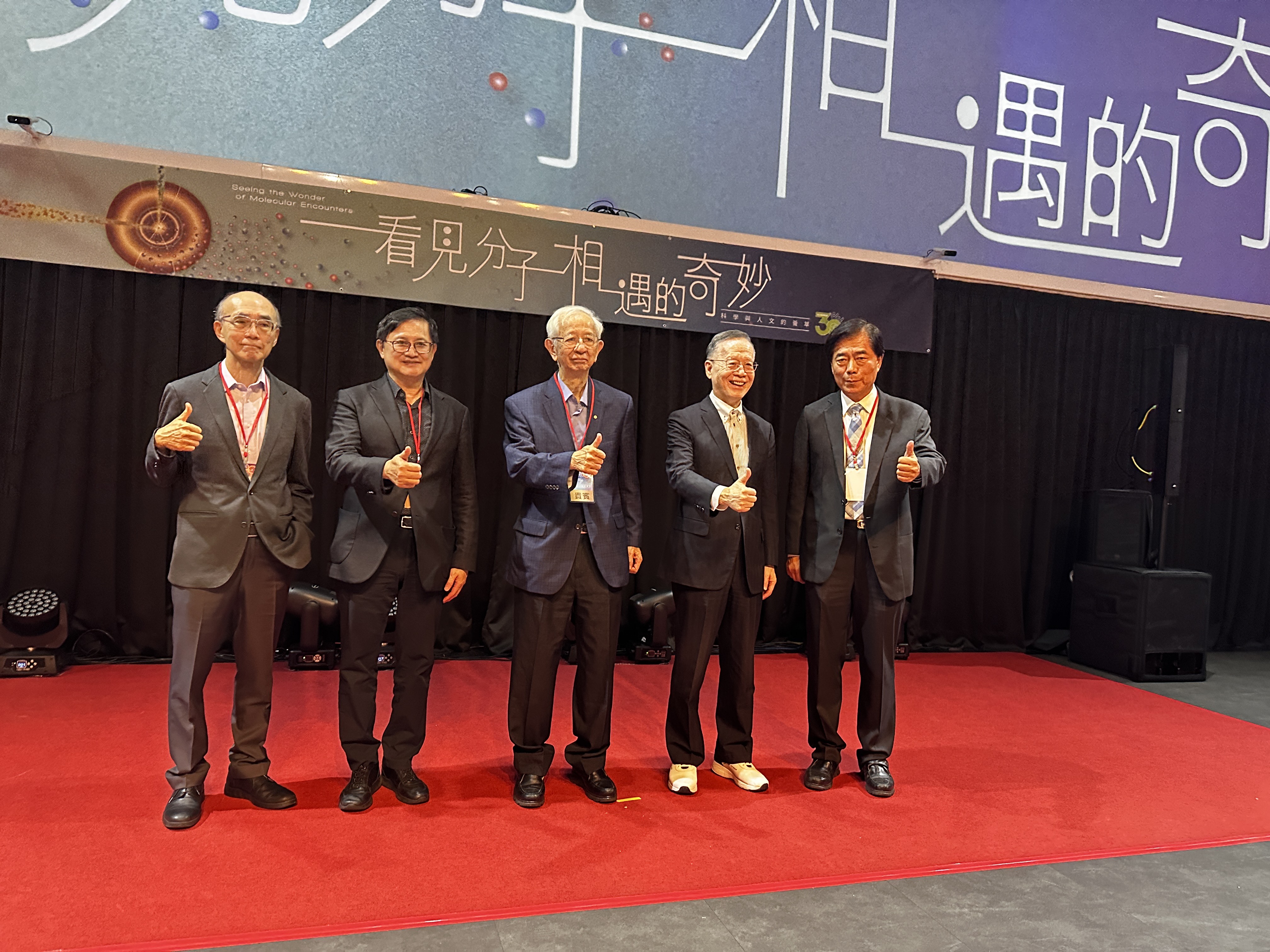 教育部政務次長葉丙成身陷洩漏性平案學生個資風波中，至今還未取得當事人及輿論諒解。近日媒體傳出，葉丙成是獲得和碩董事長童子賢推薦才順利入閣，童子賢今（28日）被媒體問及此事，也正色回應「沒有推薦過任何人給賴總統」也請媒體為他澄清。