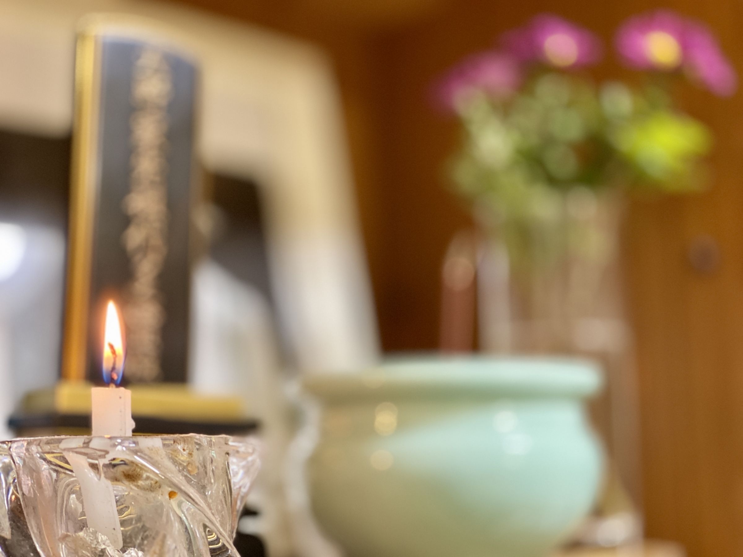 一名網友祖先牌位上刻有「皇朝」二字,一翻族譜才知竟跟皇室有淵源。(示意圖,photoAC)
