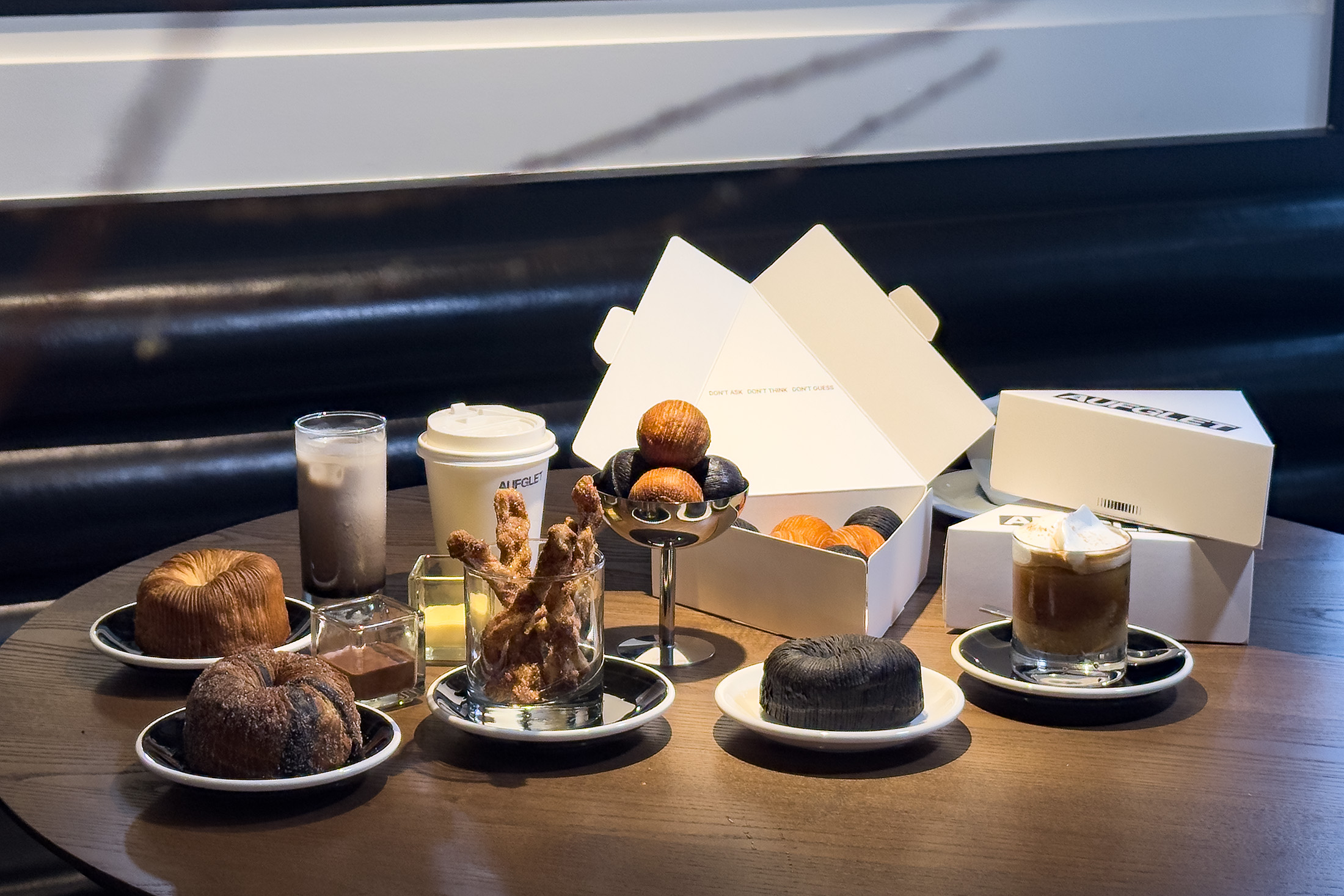 來自首爾、以黑色美學席捲潮流圈的AUFGLET正式登台，AUFGLET Taipei進駐東區安和路，不只帶來可朗芙始祖級甜點，更推出台北限定韓式早午餐。