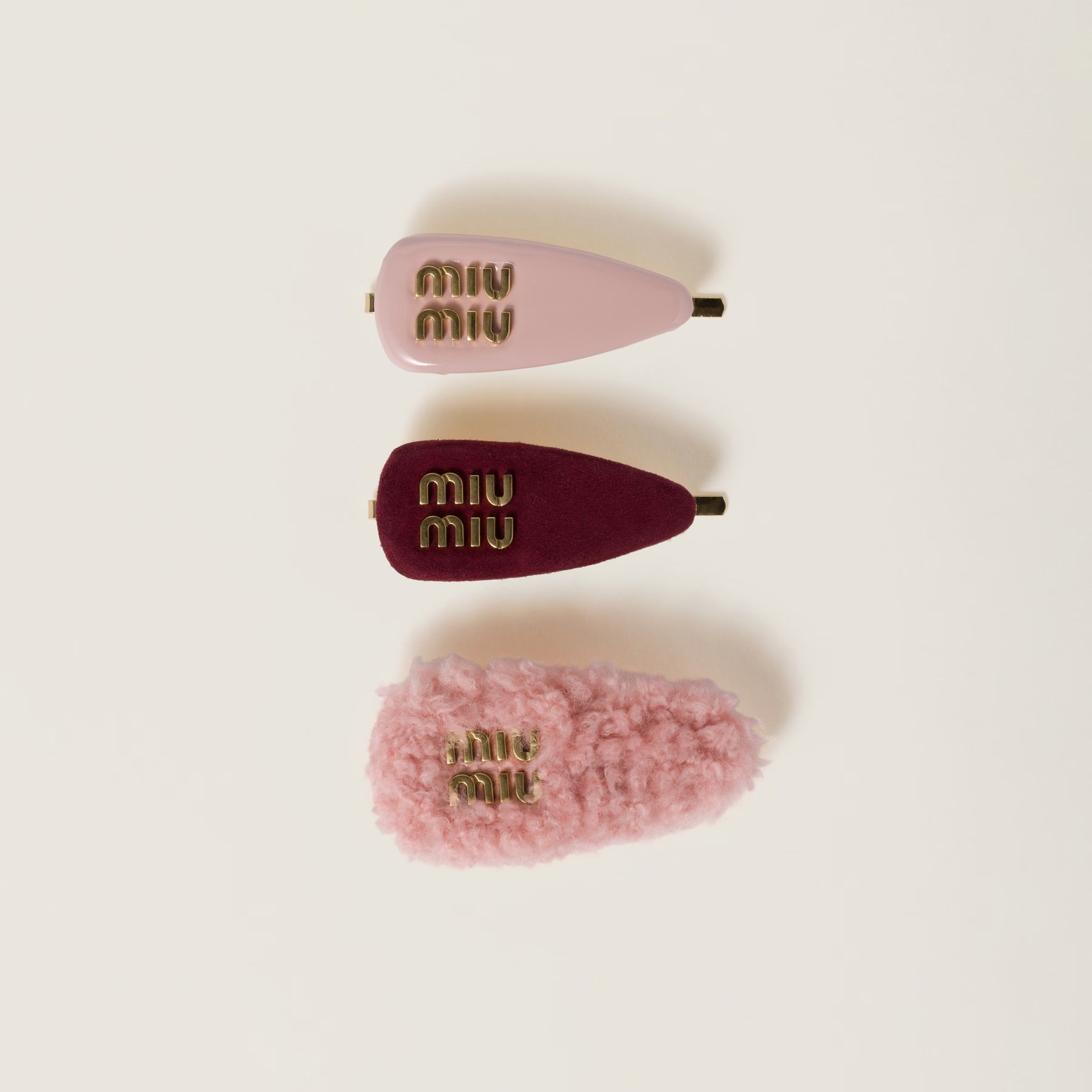 皮革、麂皮及羊毛髮夾套裝。NT$29,500(Miu Miu提供)
