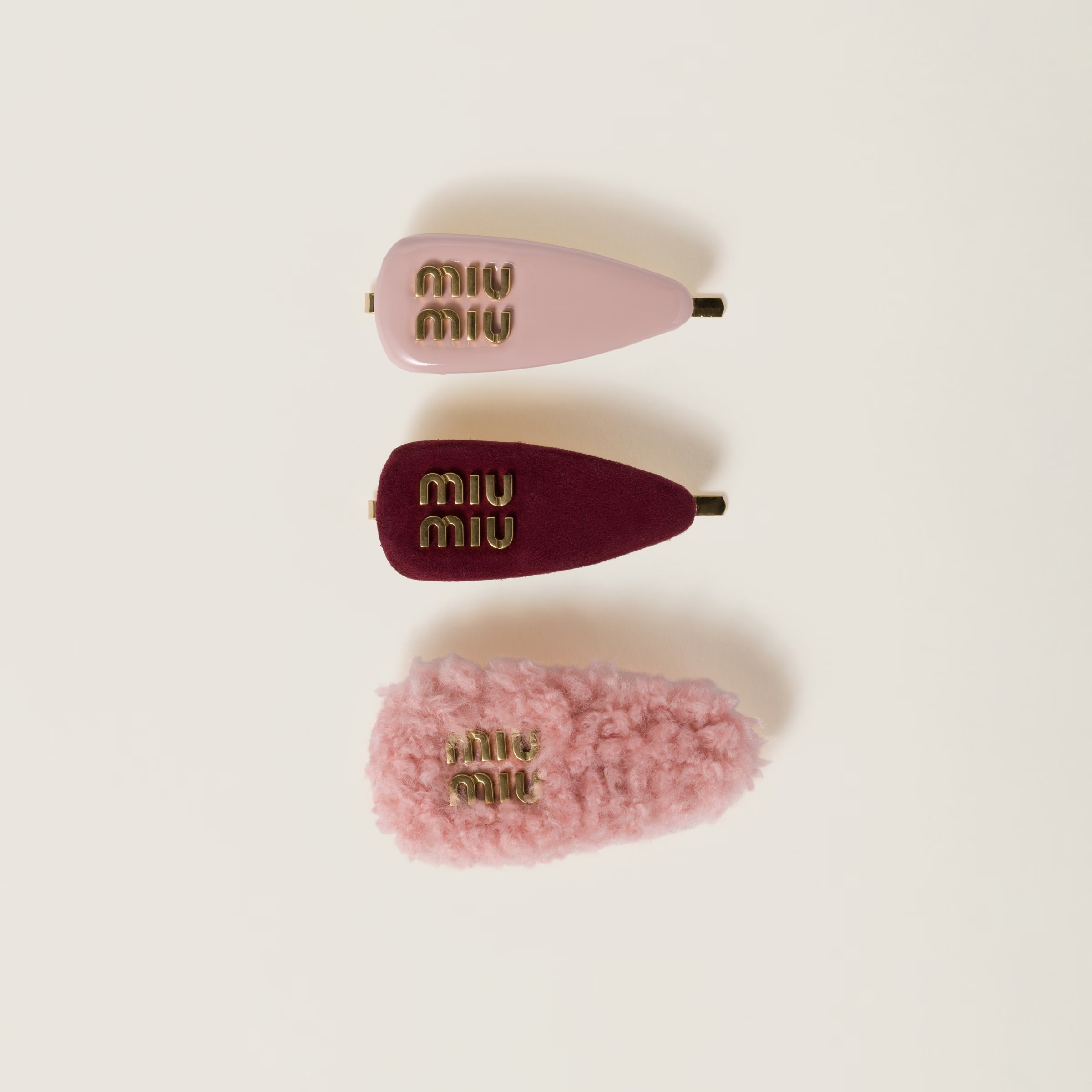 皮革、麂皮及羊毛髮夾套裝。NT$29,500(Miu Miu提供)