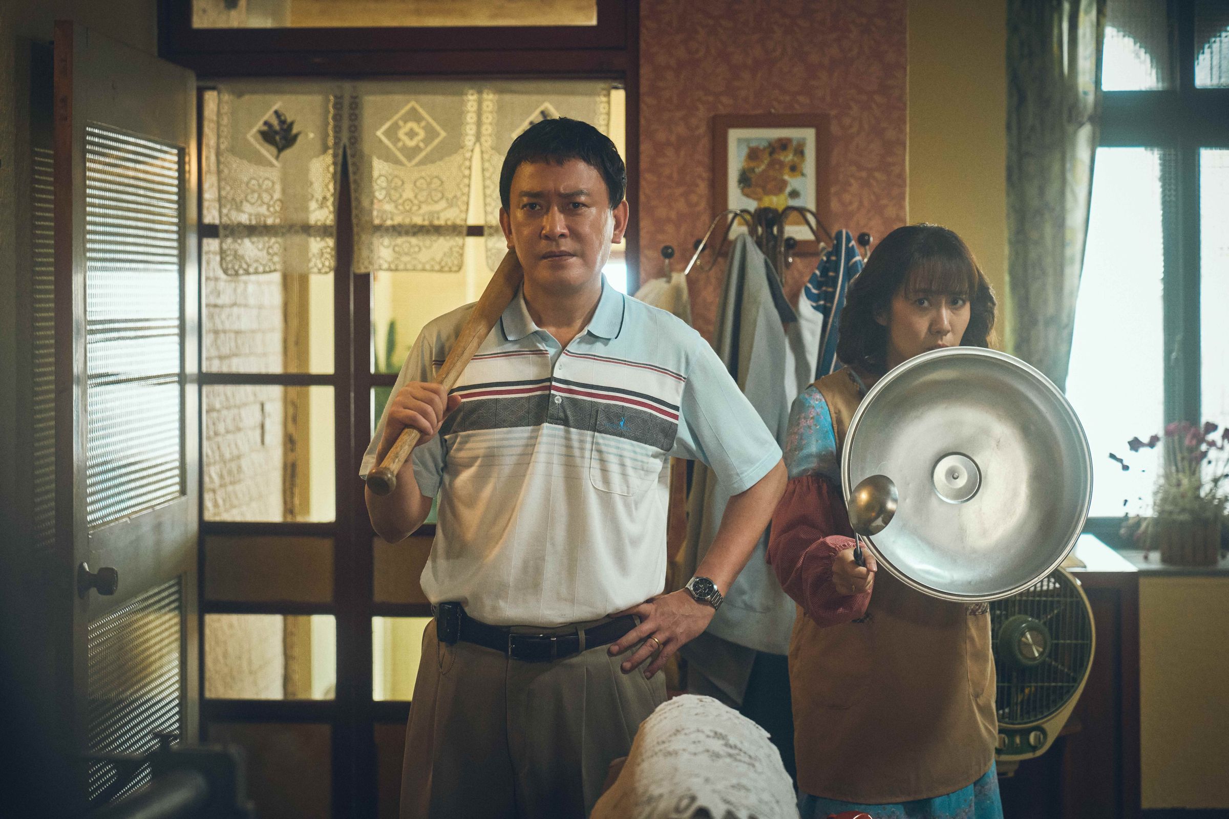 《成功路上》劉昆明(王識賢飾演)、羅秀萍(張詩盈飾演)防備外來者。(華視、公視台語台提供)
