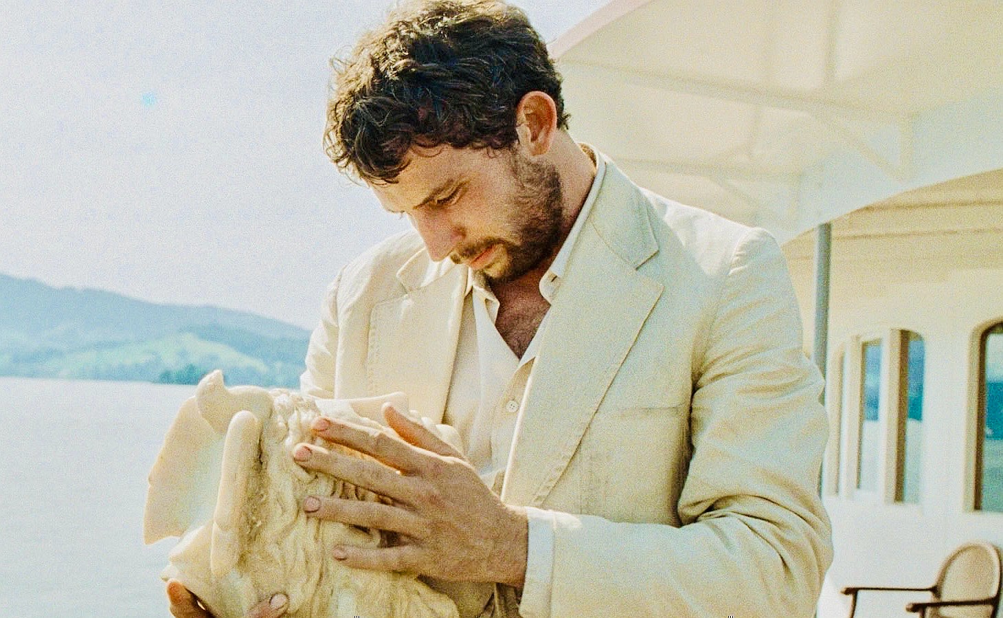 一個英國考古學家由於具備「感應」地下寶藏的天賦，使他成為盜墓賊亟欲拉攏的合作對象。（海鵬提供）