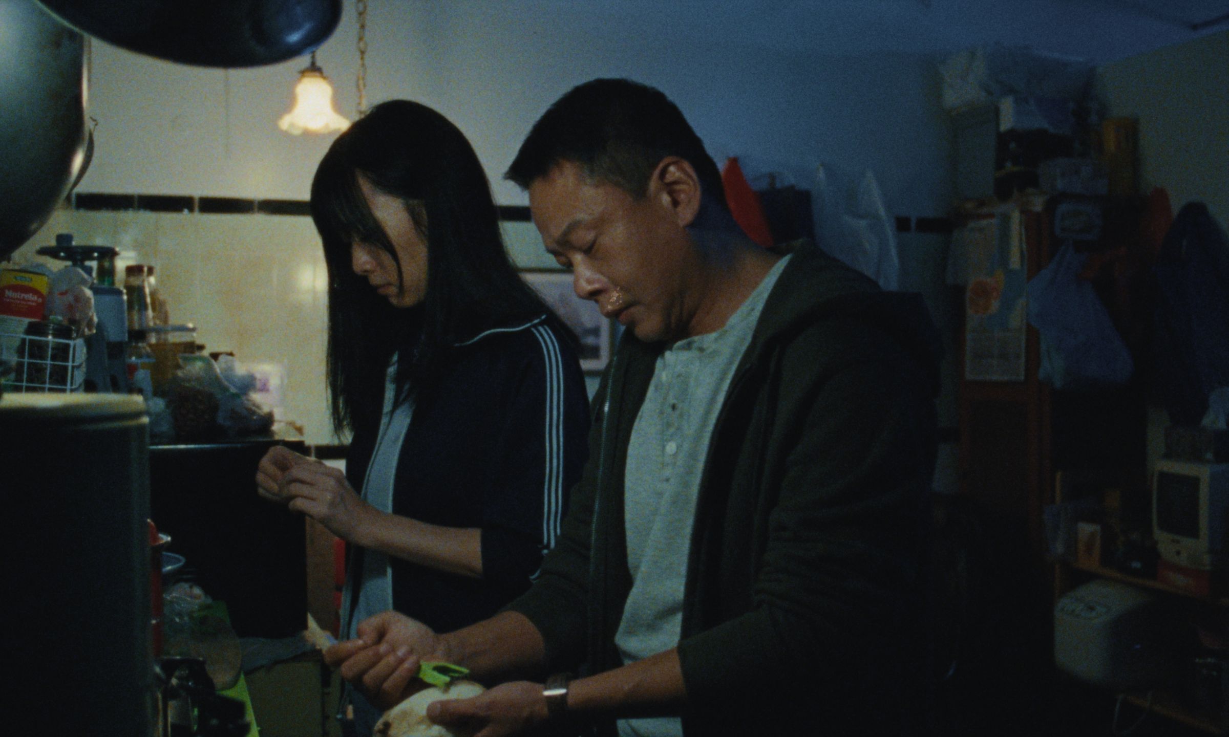 李康生（右）在《藍色太陽宮》飾演從台灣逃至美國的落魄中年男子。（可樂電影提供）