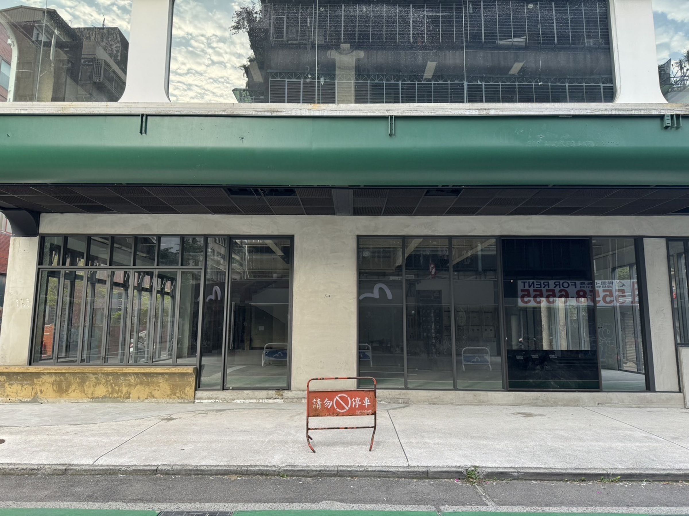 林俊傑「Miracle Coffee」舊店址以人去樓空。（讀者提供）