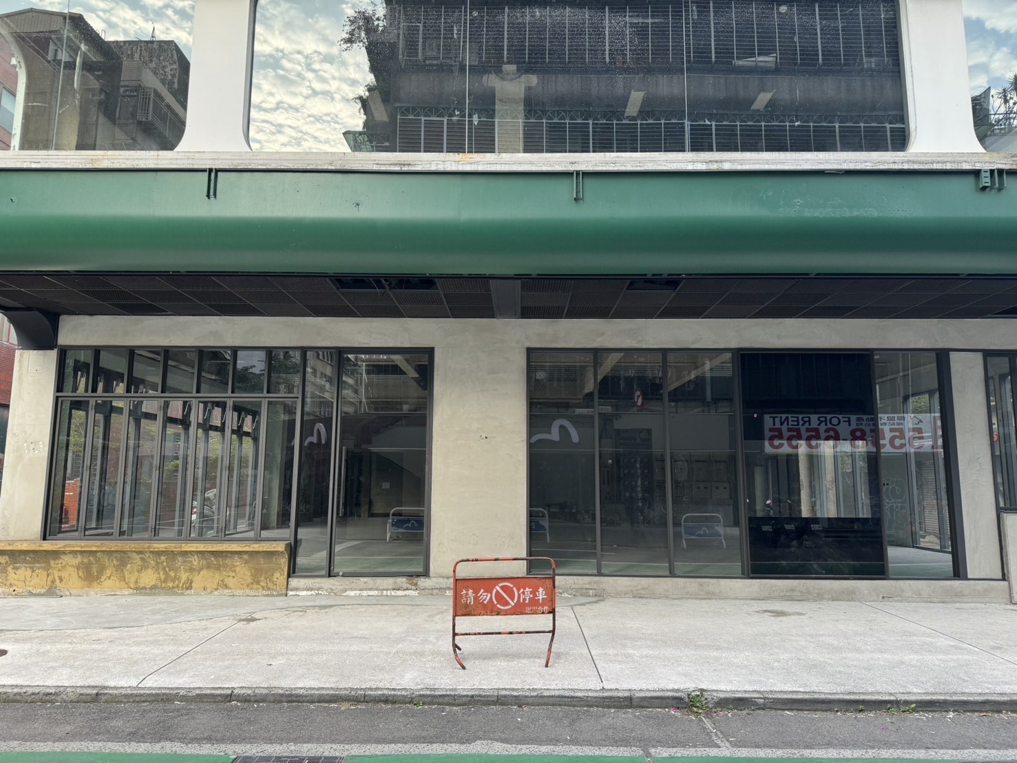 林俊傑「Miracle Coffee」舊店址以人去樓空。（讀者提供）
