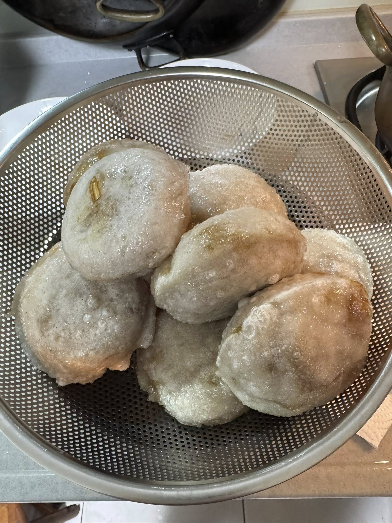 撈出肉圓,瀝乾油分即可上桌。