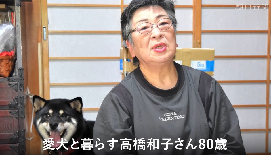 獨居婦人和她心愛的柴犬安然度過黑熊入侵民宅紛擾。（翻攝自朝日新聞）