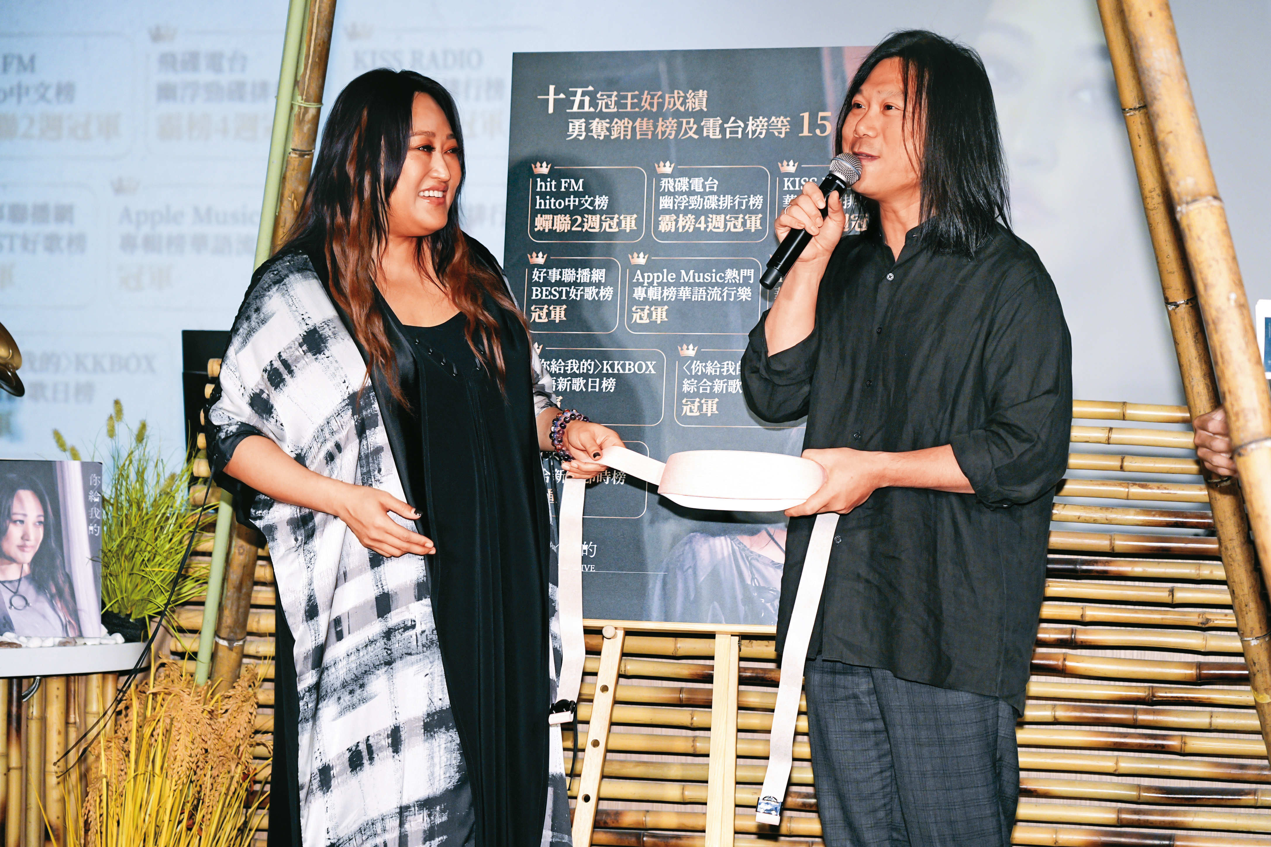 瑪莎（右）送上按摩機給家家（左）鬆幾咧，小編比較想要真人版「馬莎機」（=馬殺雞）餒。