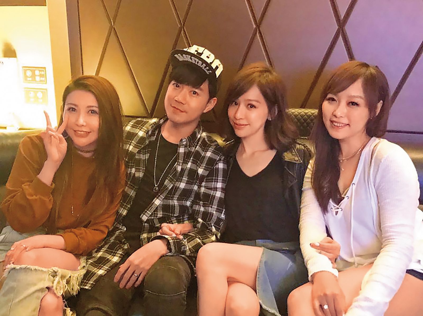 愷樂（左起）、李岳、王心凌、小蜜桃都是華岡藝校的同學，彼此交情已經超過28年。（翻攝自西瓜哥哥李岳臉書）