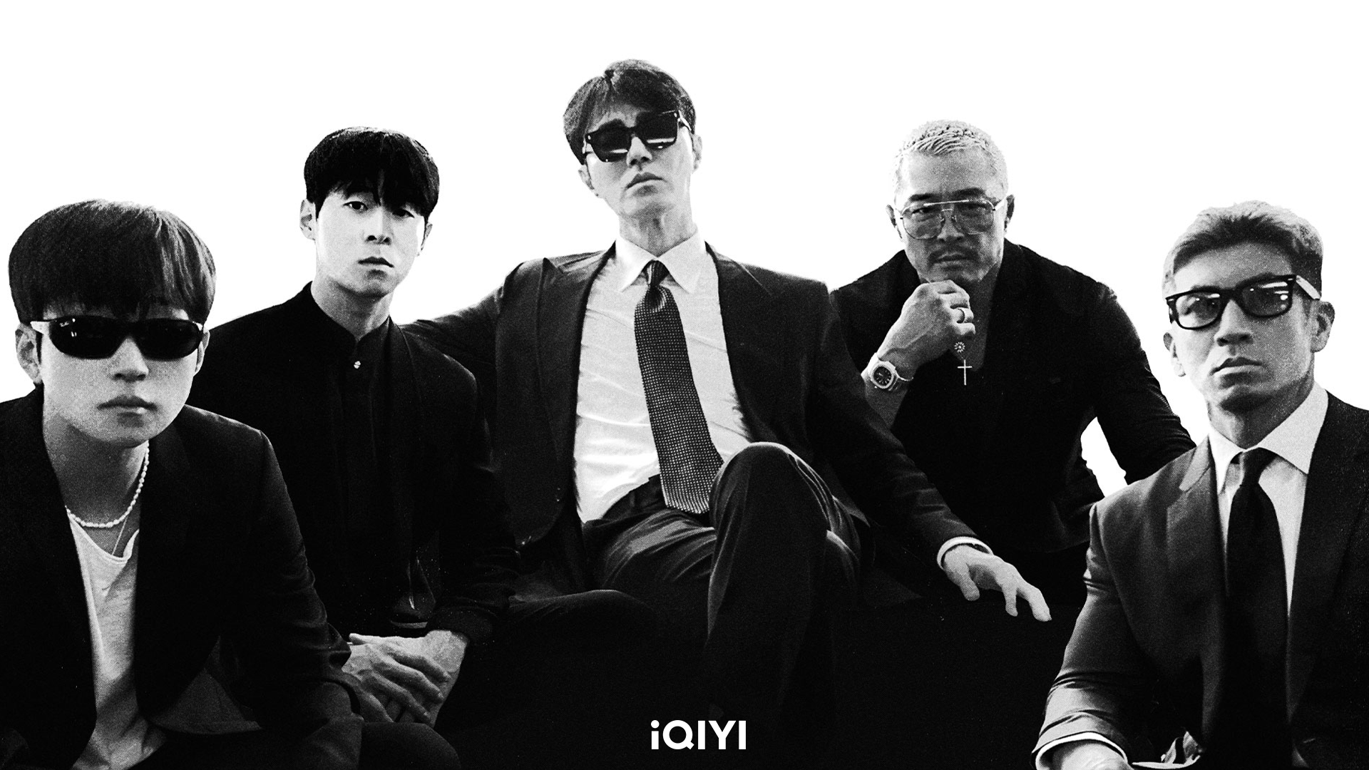 車勝元(中)組成黑幫家庭,以老大之姿帶領秋成勳(右二)、Tommy(右三)、DinDin(左三)、Danny Koo(iQIYI愛奇藝國際版提供)