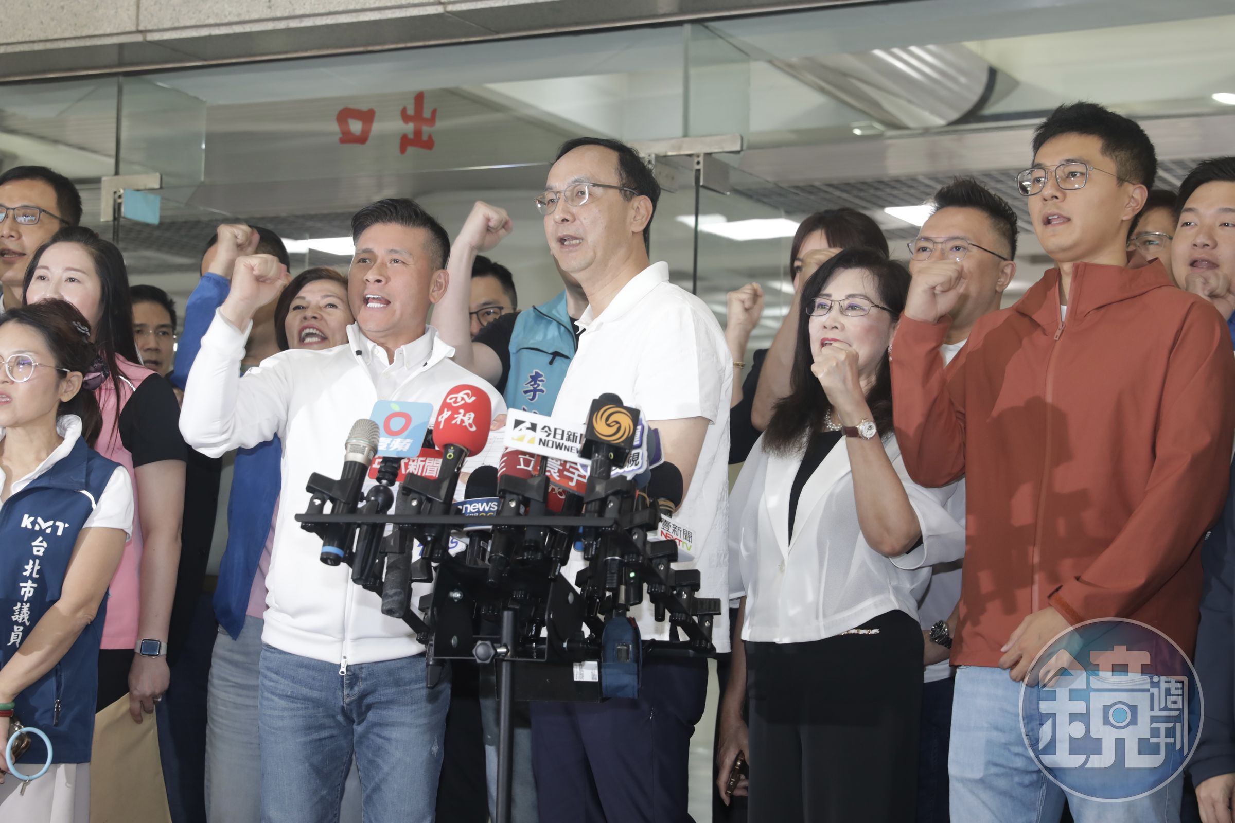 李孝亮在活動前抱怨聯繫不上朱立倫，而朱則在致詞完臨時取消媒體聯訪環節，留下錯愕的眾人。（鏡報新聞網提供）