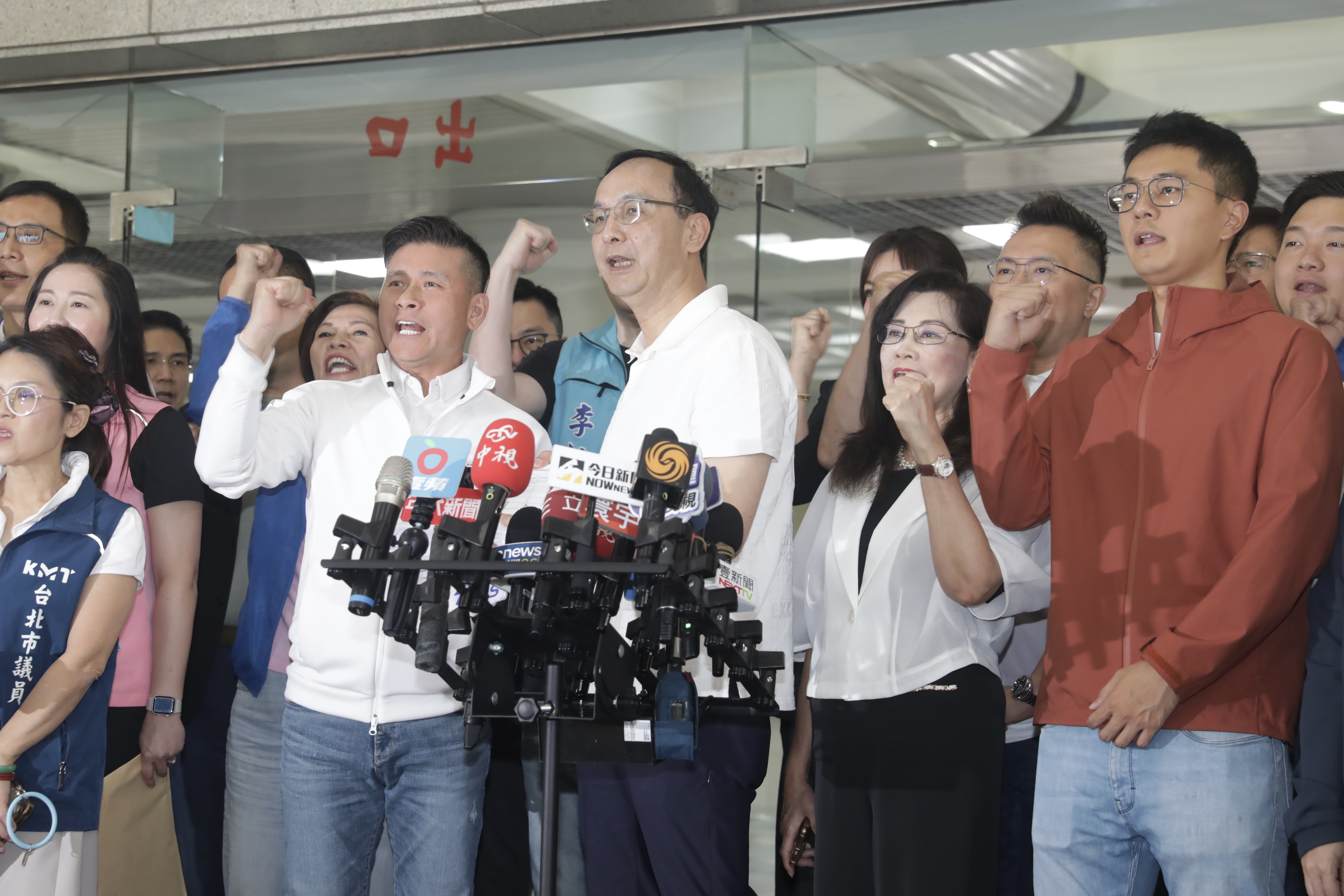 李孝亮在活動前抱怨聯繫不上朱立倫，而朱則在致詞完臨時取消媒體聯訪環節，留下錯愕的眾人。（鏡報新聞網提供）