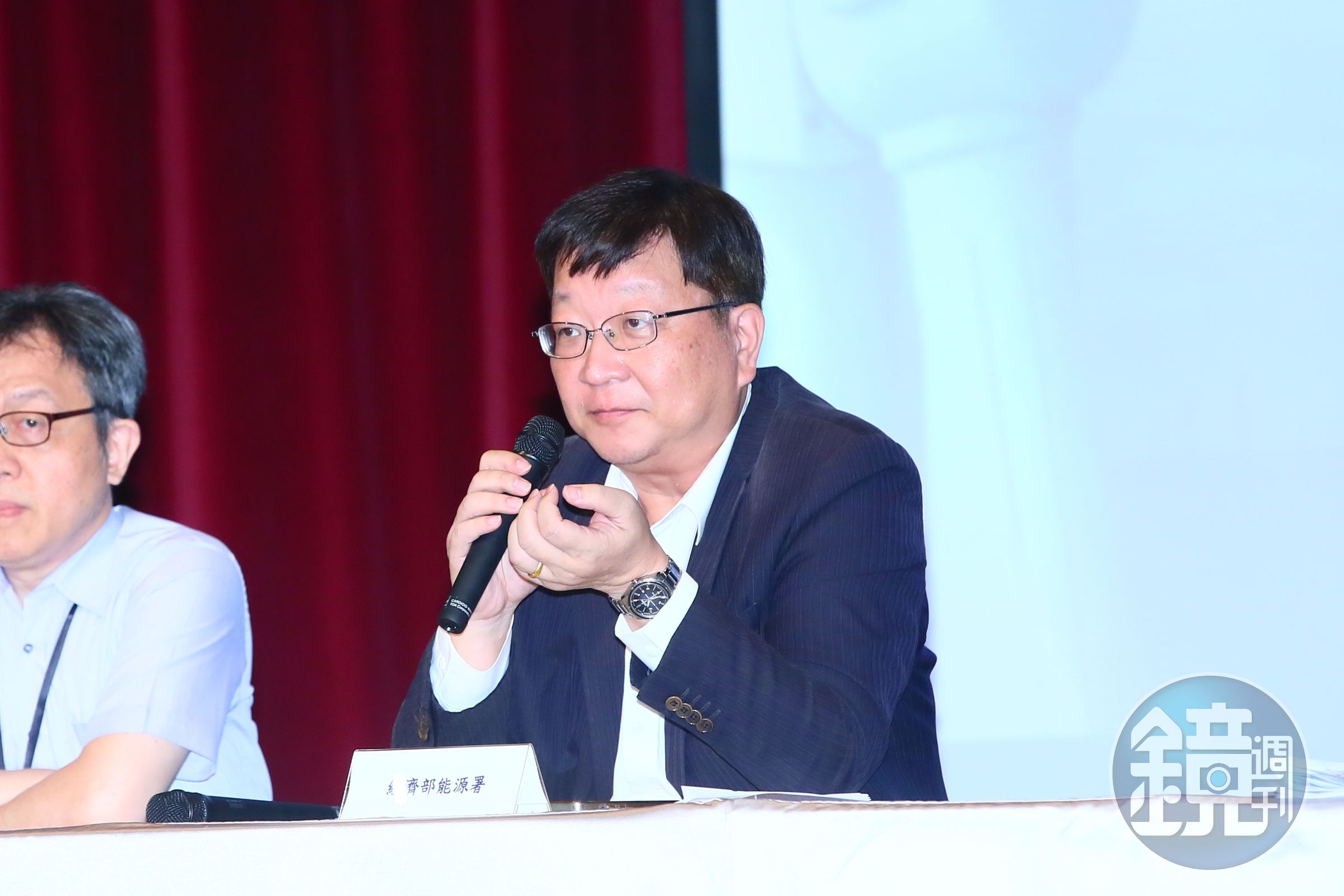 經濟部能源署署長游振偉親自坐鎮,率領能源署、產業發展署負責草擬3-2期選商規則草案的相關官員,一起向外界說明草案的初步規劃。