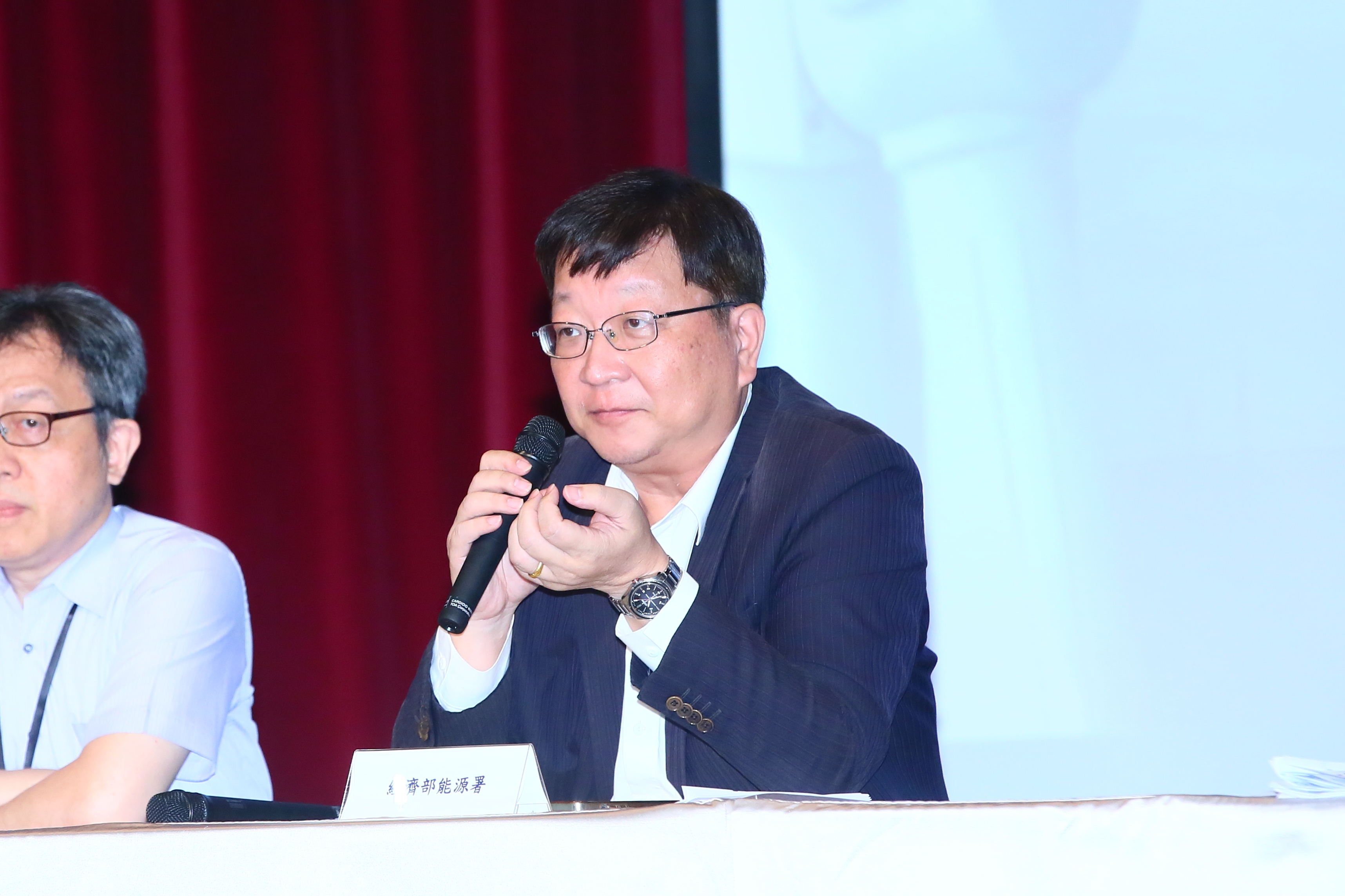 經濟部能源署署長游振偉親自坐鎮，率領能源署、產業發展署負責草擬3-2期選商規則草案的相關官員，一起向外界說明草案的初步規劃。