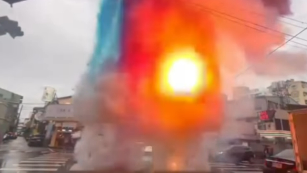 這間甜點開幕慶占用車道燃放大量彩煙,煙霧瀰漫伴隨火煙及巨大聲響,嚇壞附近民眾。(翻攝自Threads @inofinefine0719)