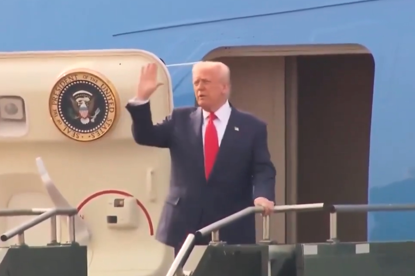 會後，川普迅速搭乘空軍一號返美。（翻攝自@RapidResponse47 X）