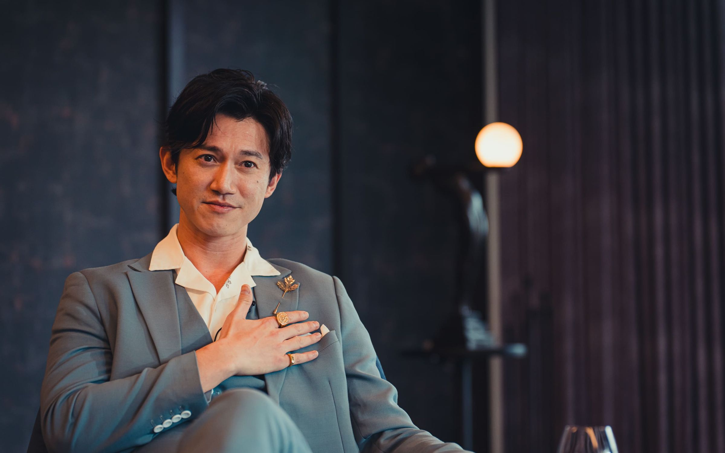 賀歲檔電影《還錢》特別情商演出的吳慷仁片中超搶鏡,誇張的演繹方式搭配奇怪的ABC口音令人印象超深刻。(甲上提供)