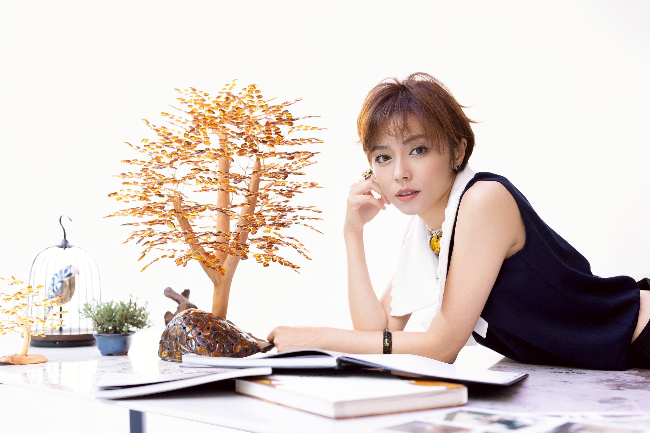 王瞳收藏琥珀樹，氣色飄仙氣。（鏡藝宏海提供／服裝iROO提供）