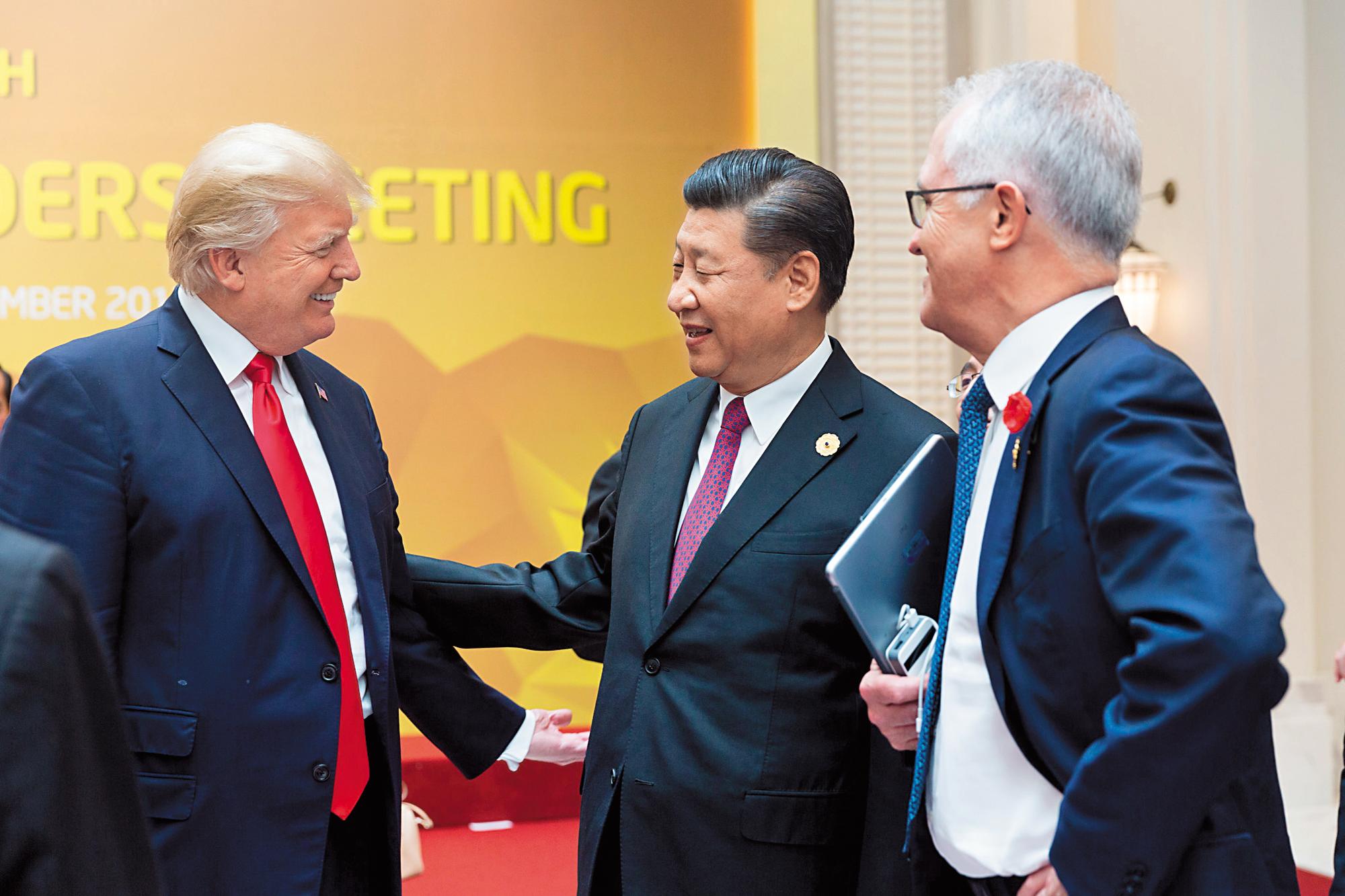 川普稱習近平是他的朋友，美中可以一起解決世界上所有的問題。（圖為2017年2人在越南APEC會晤，翻攝自白宮Flickr）