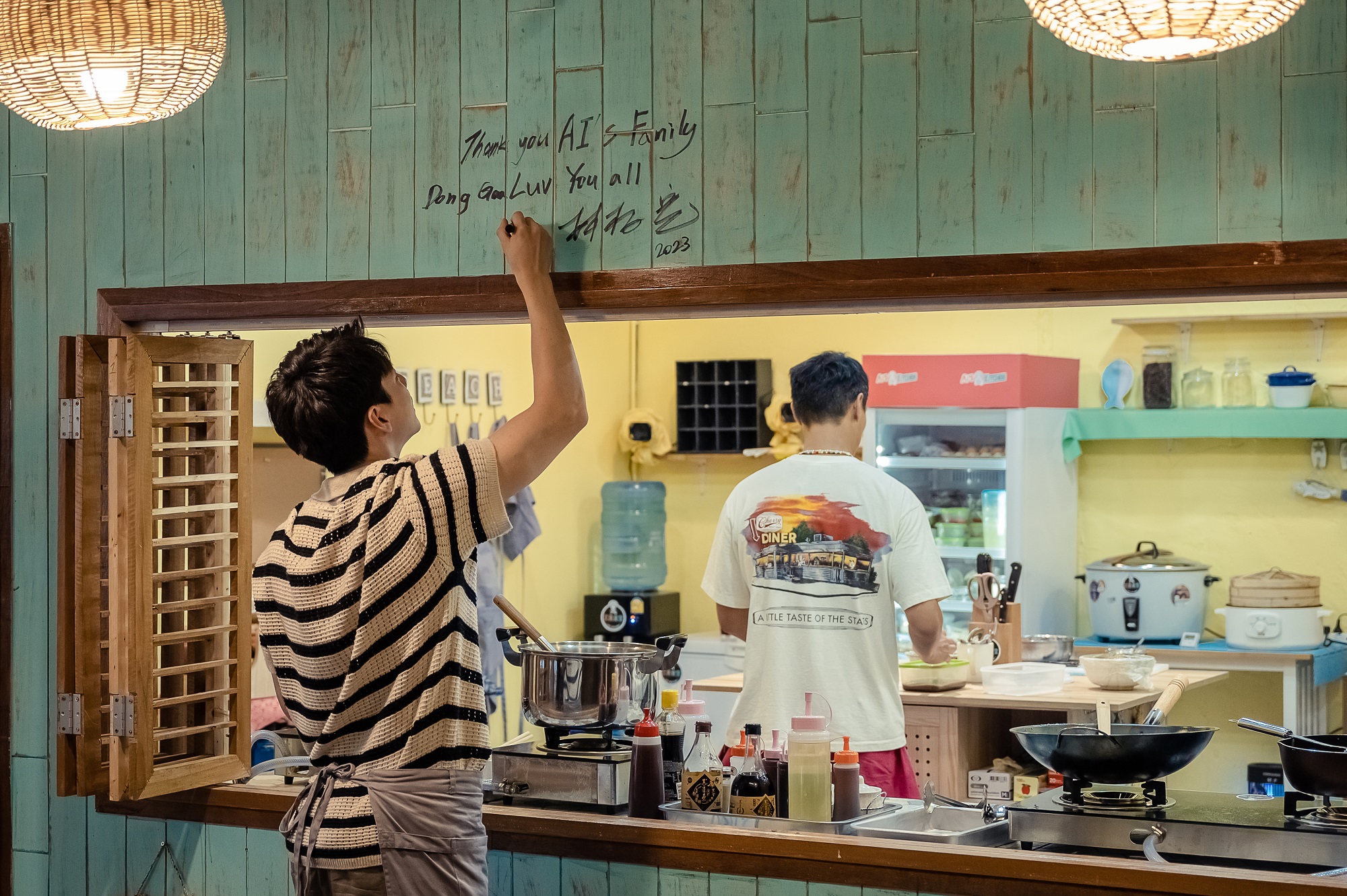 《艾嘉食堂》租下位在蘇梅島的華人酒吧,將其改造成海濱廚房。(泰坦星文創提供)