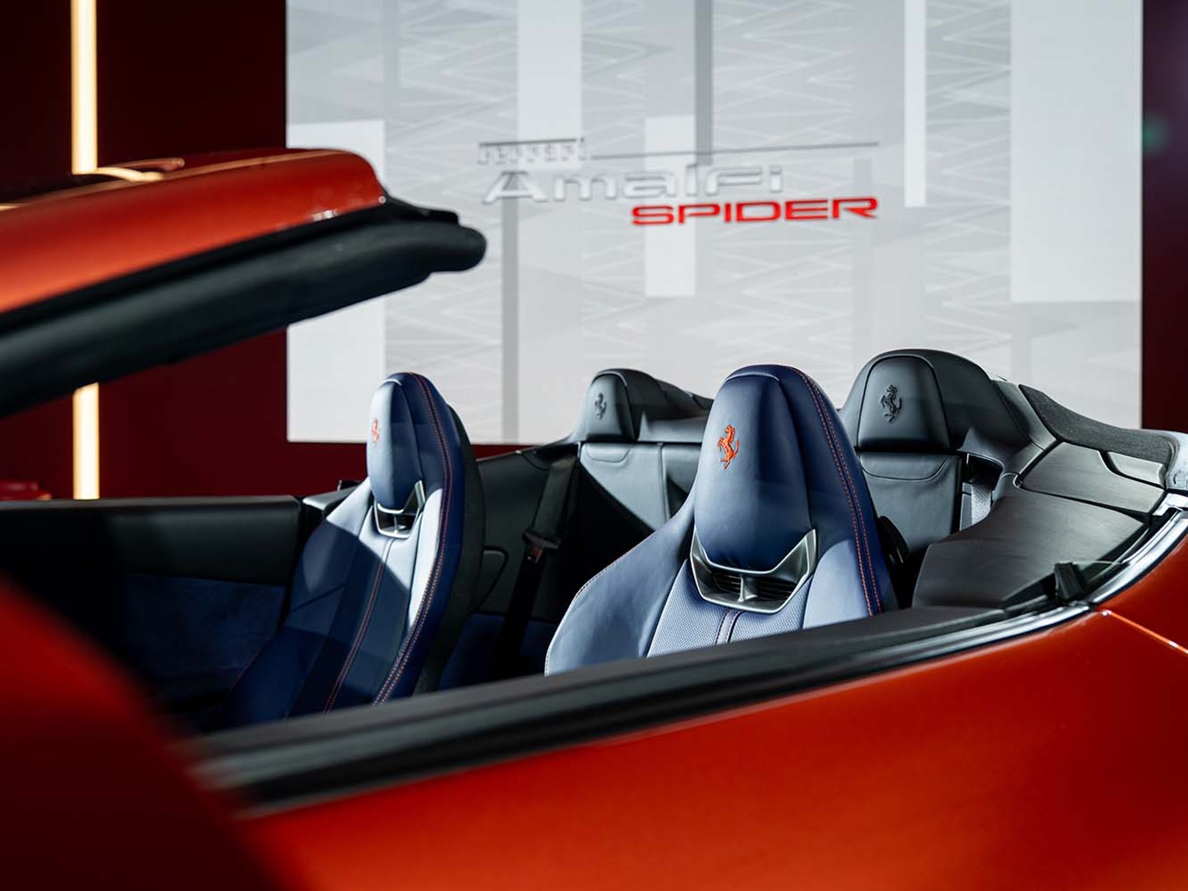 空氣力學也是 Amalfi Spider 的一大亮點。雖然採用軟頂設計，但 FERRARI 透過全新氣流管理設計，讓整體空力表現依舊媲美硬頂跑車。