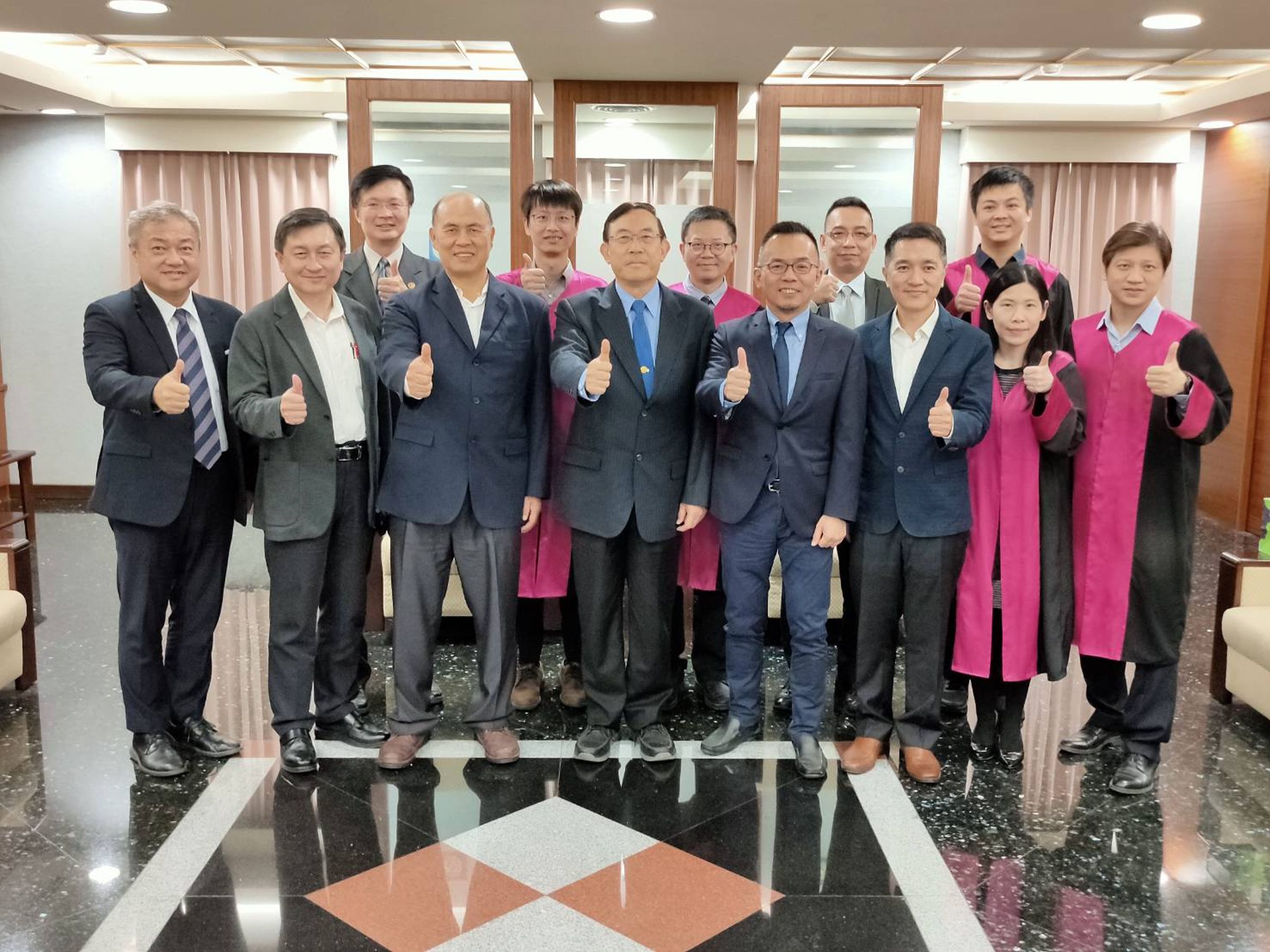 台南檢警火速收押槍擊案3嫌，檢察總長邢泰釗親赴台南致贈水果，慰勉專案小組，由台南檢察長鍾和憲及台南市警察局長廖宗山代表接受。（翻攝畫面）